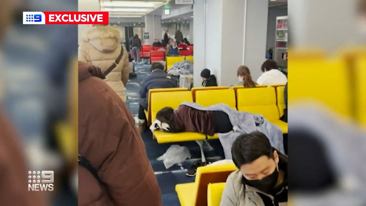 Aussies standard in Osaka airport for 18 hours without food or blankets