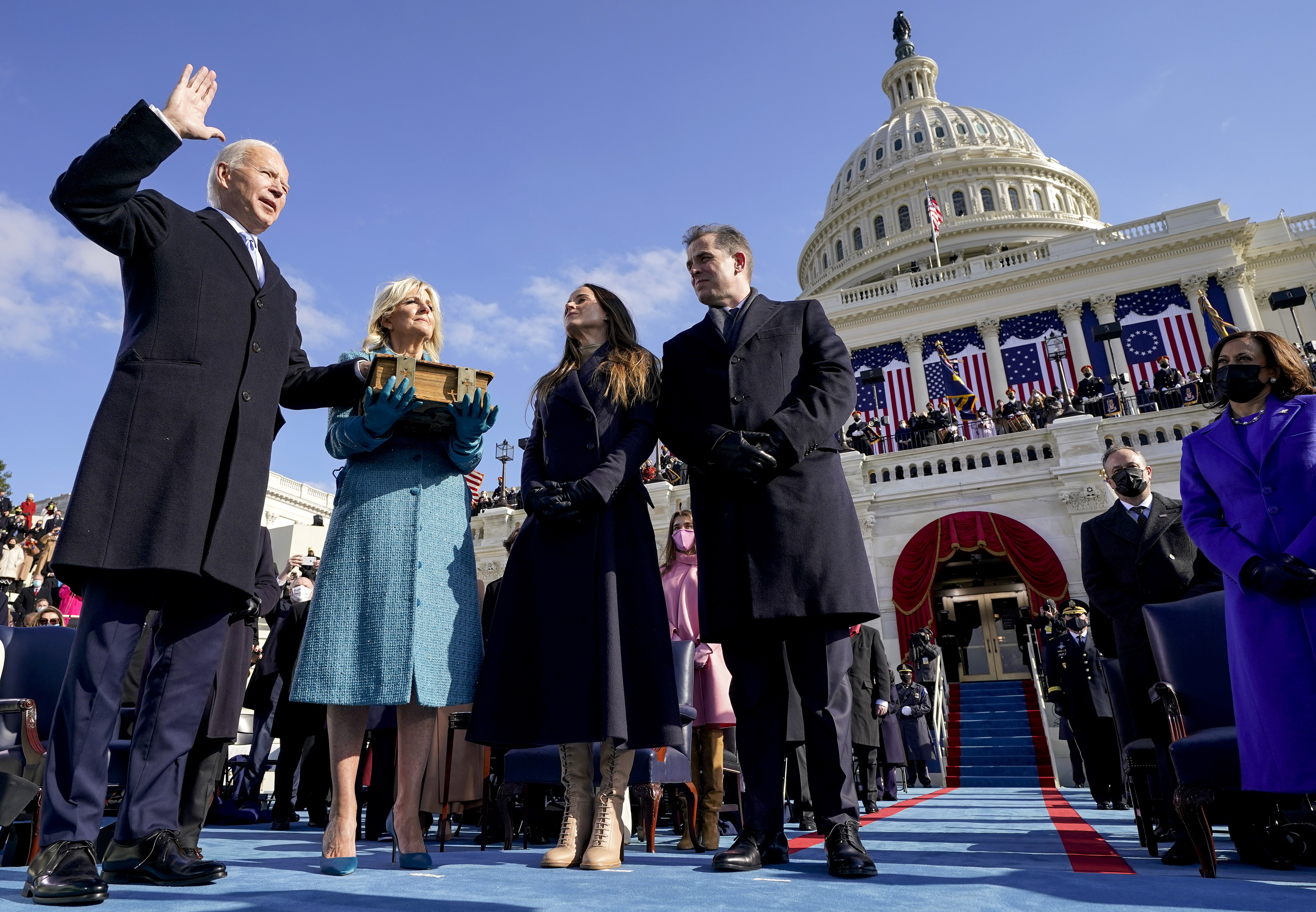 Joe Biden presta juramento como el 46º presidente de los Estados Unidos en el Capitolio de Washington el miércoles 20 de enero de 2021, mientras su esposa Jill Biden sostiene una Biblia y su hija Ashley Biden y su hijo Hunter Biden observan. (Andrew Harnik/Pool vía The New York Times) -- SÓLO PARA USO EDITORIAL --