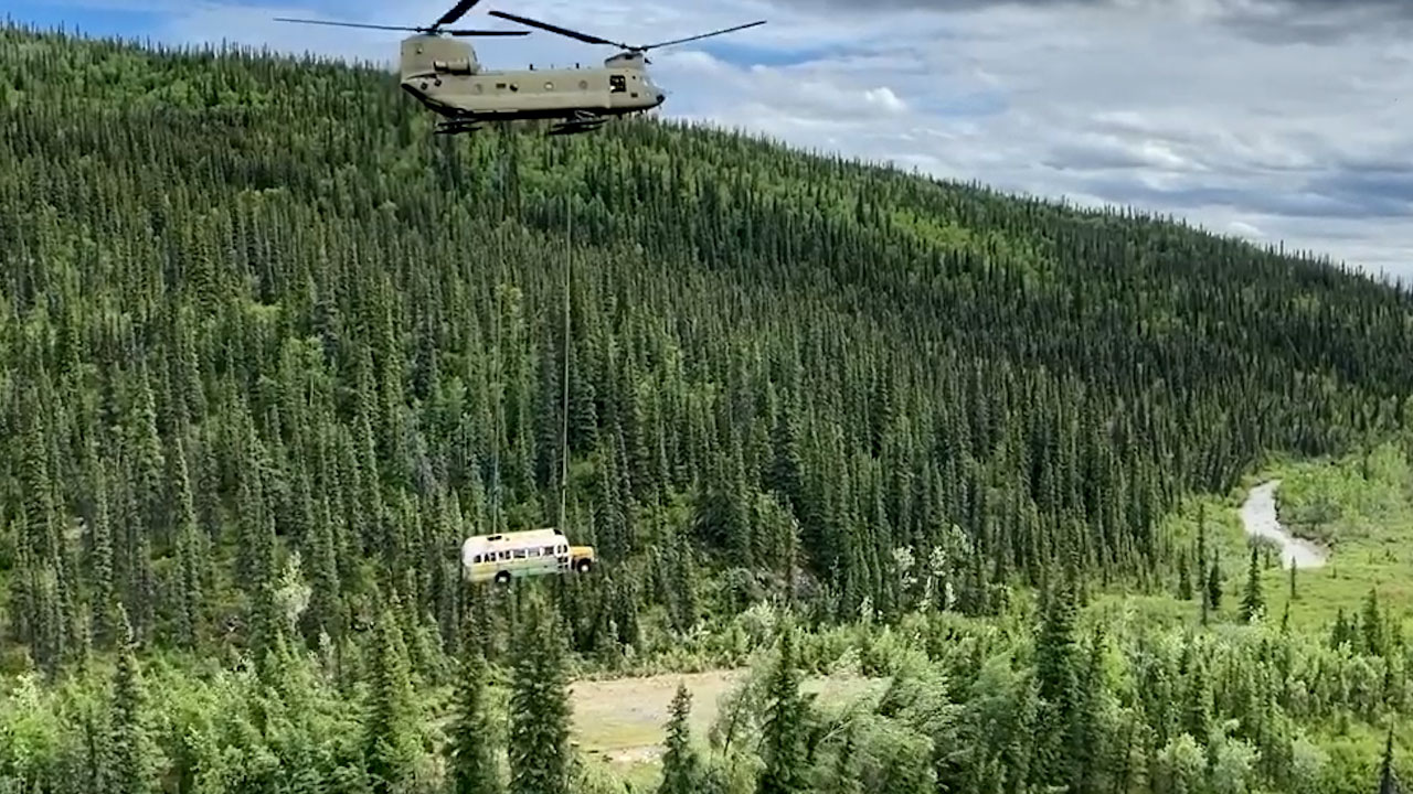La Guardia Nacional del Ejército de Alaska retiró el autobús 142 de Stampede Trail el 18 de junio de 2020.