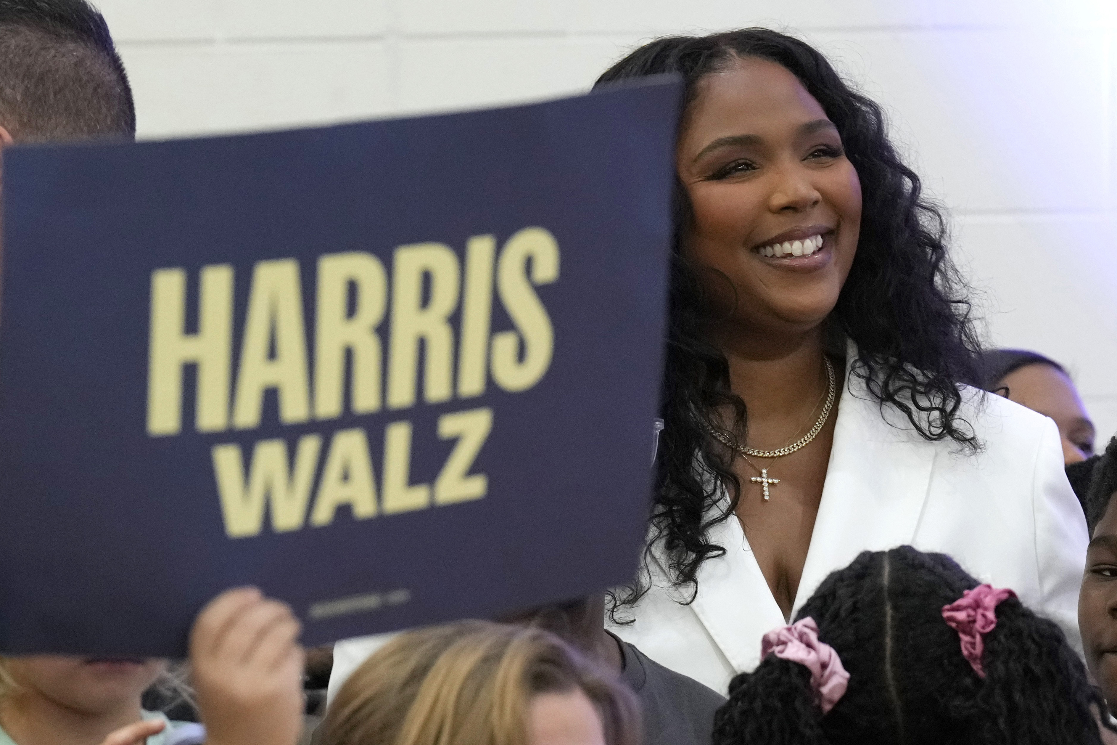 Harris y Lizzo elogian a Detroit, a diferencia de Trump, antes de un mitin en Atlanta con Usher