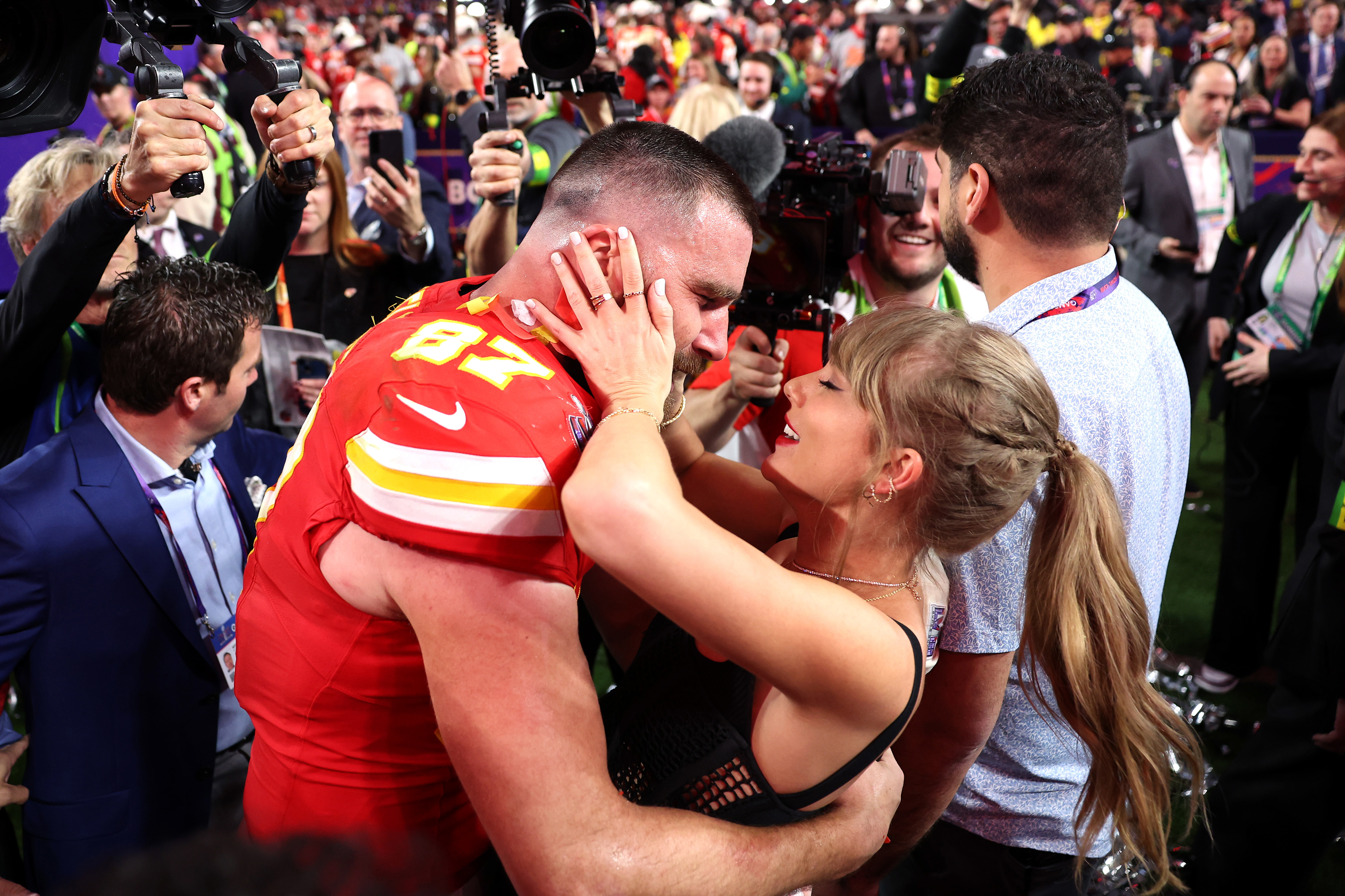  Travis Kelce #87 of the Kansas City Chiefs celebrates with Taylor Swift after defeating the San Francisco 49ers 2 during Super Bowl LVIII at Allegiant Stadium on February 11, 2024 in Las Vegas, Nevada. (Photo by Ezra Shaw/Getty Images)