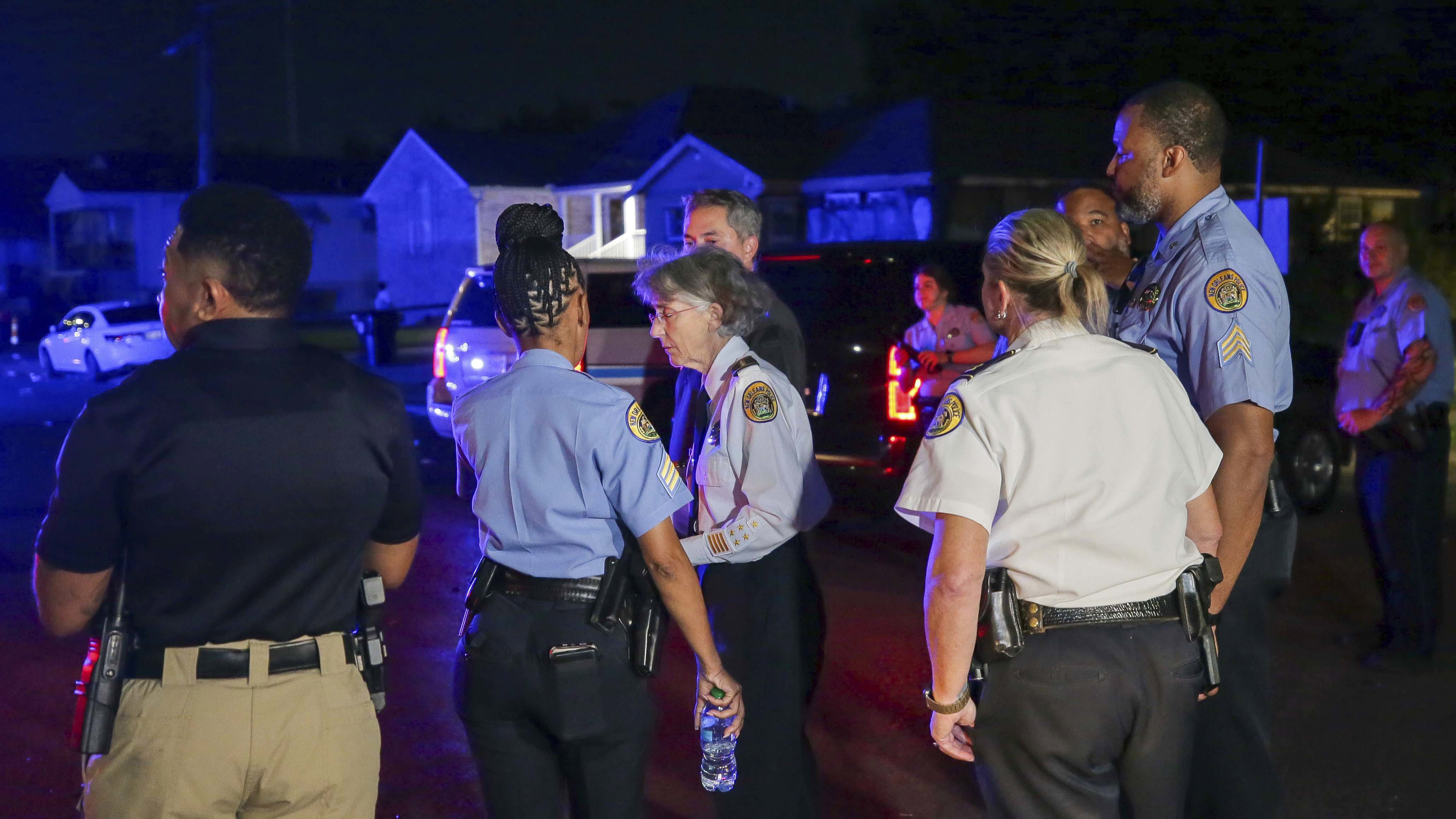 Dos personas murieron y otras 10 resultaron heridas en dos tiroteos durante un popular desfile de segunda línea en Nueva Orleans el domingo, según el Departamento de Policía de Nueva Orleans.