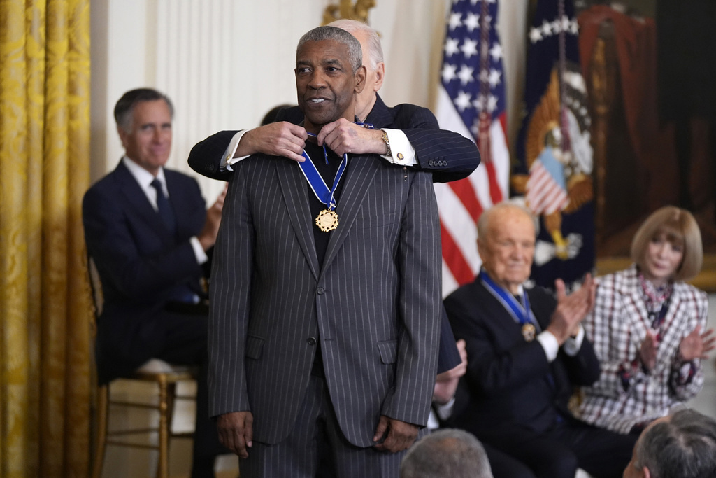 El presidente Joe Biden, a la derecha, entrega la Medalla Presidencial de la Libertad, el honor civil más alto de la nación, a Denzel Washington.