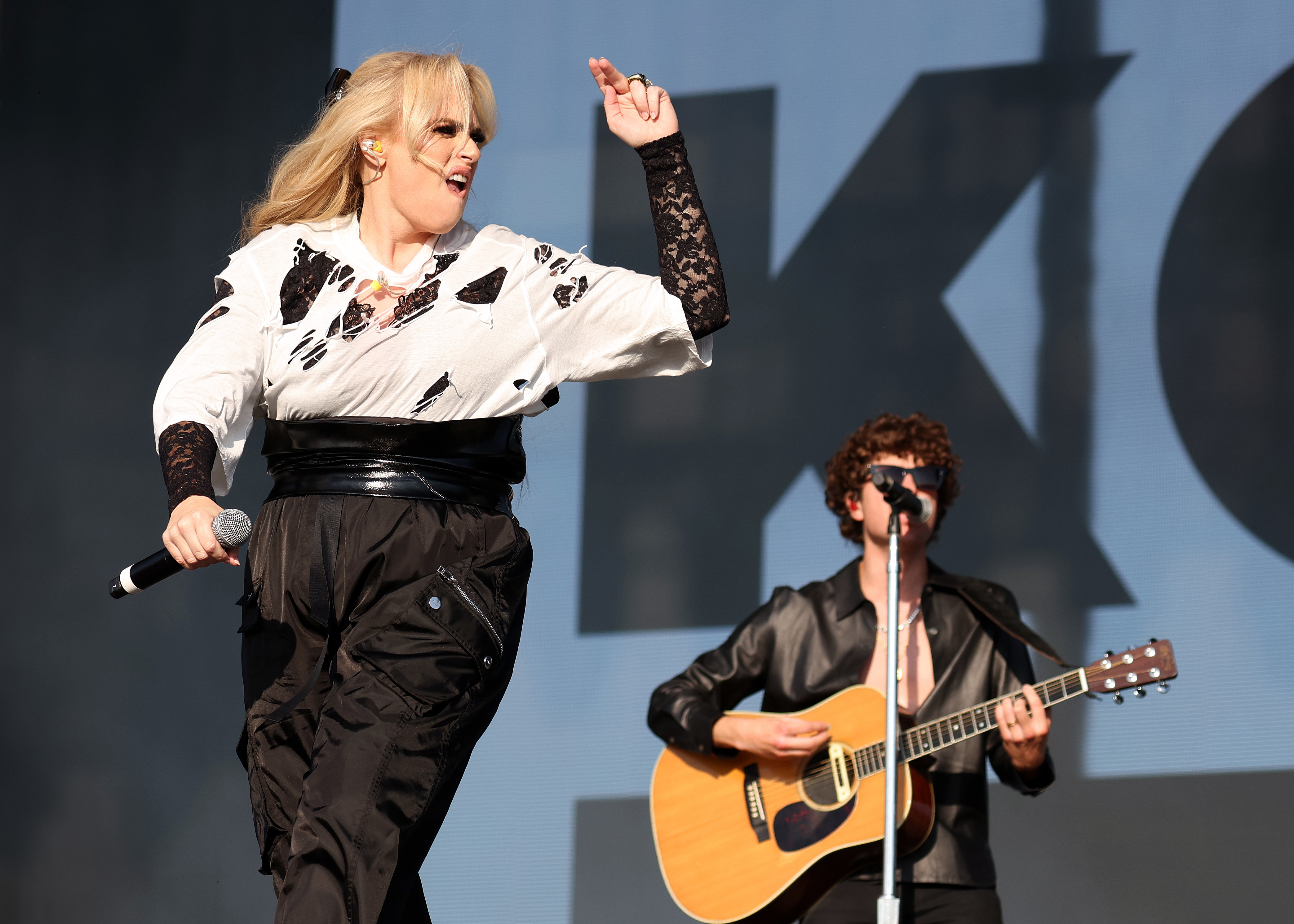 READING, ENGLAND - AUGUST 22: (EDITORIAL USE ONLY) Actress Rebel Wilson makes a surprise appearance on stage with The Kooks and performs 'Gangstas Paradise' during day one of Reading Festival 2025 at Richfield Avenue on August 22, 2025 in Reading, England. (Photo by Simone Joyner/Getty Images)