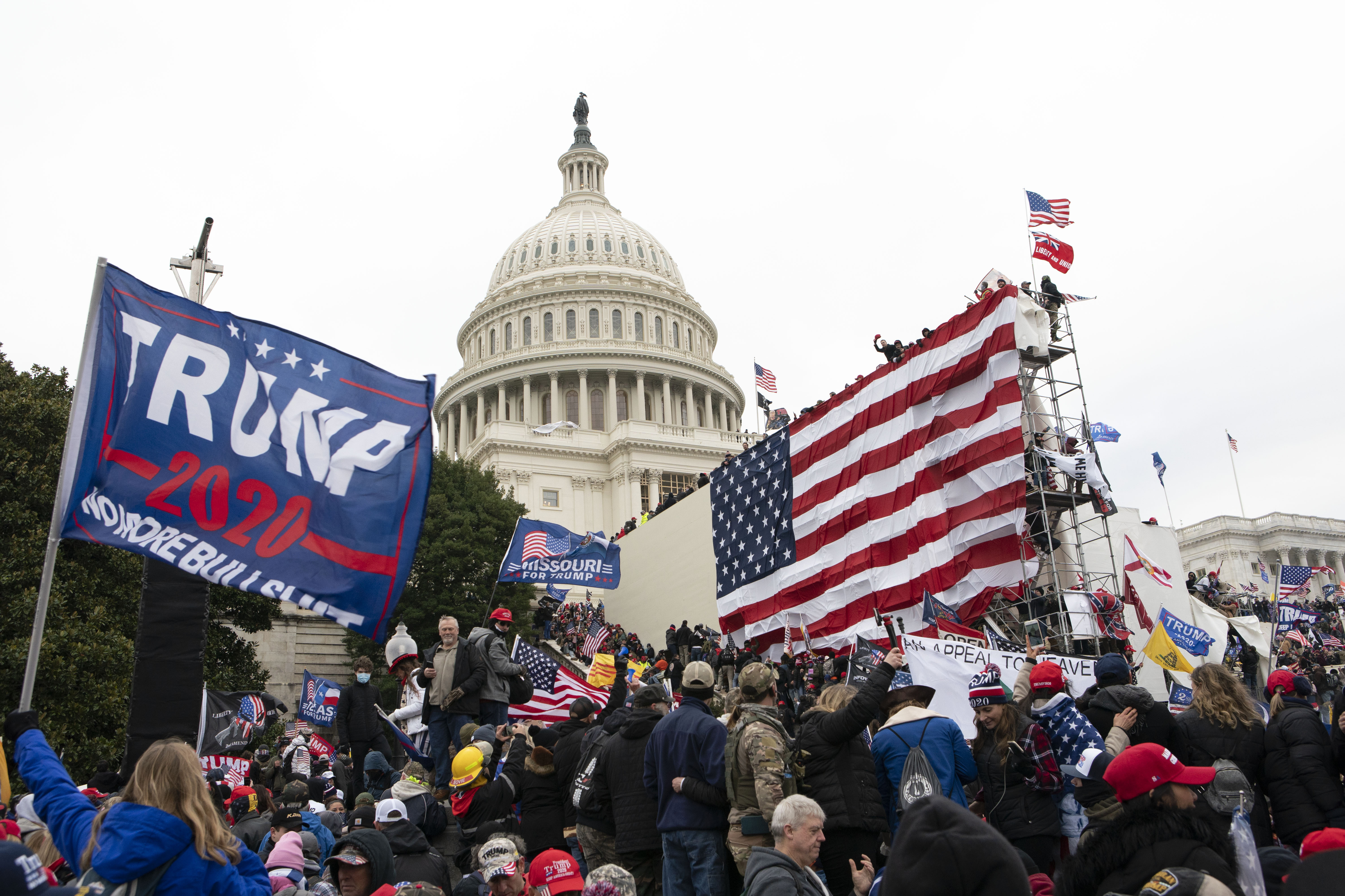 ARCHIVO - Insurrectos violentos leales al presidente Donald Trump frente al Capitolio de Estados Unidos en Washington el 6 de enero de 2021. 