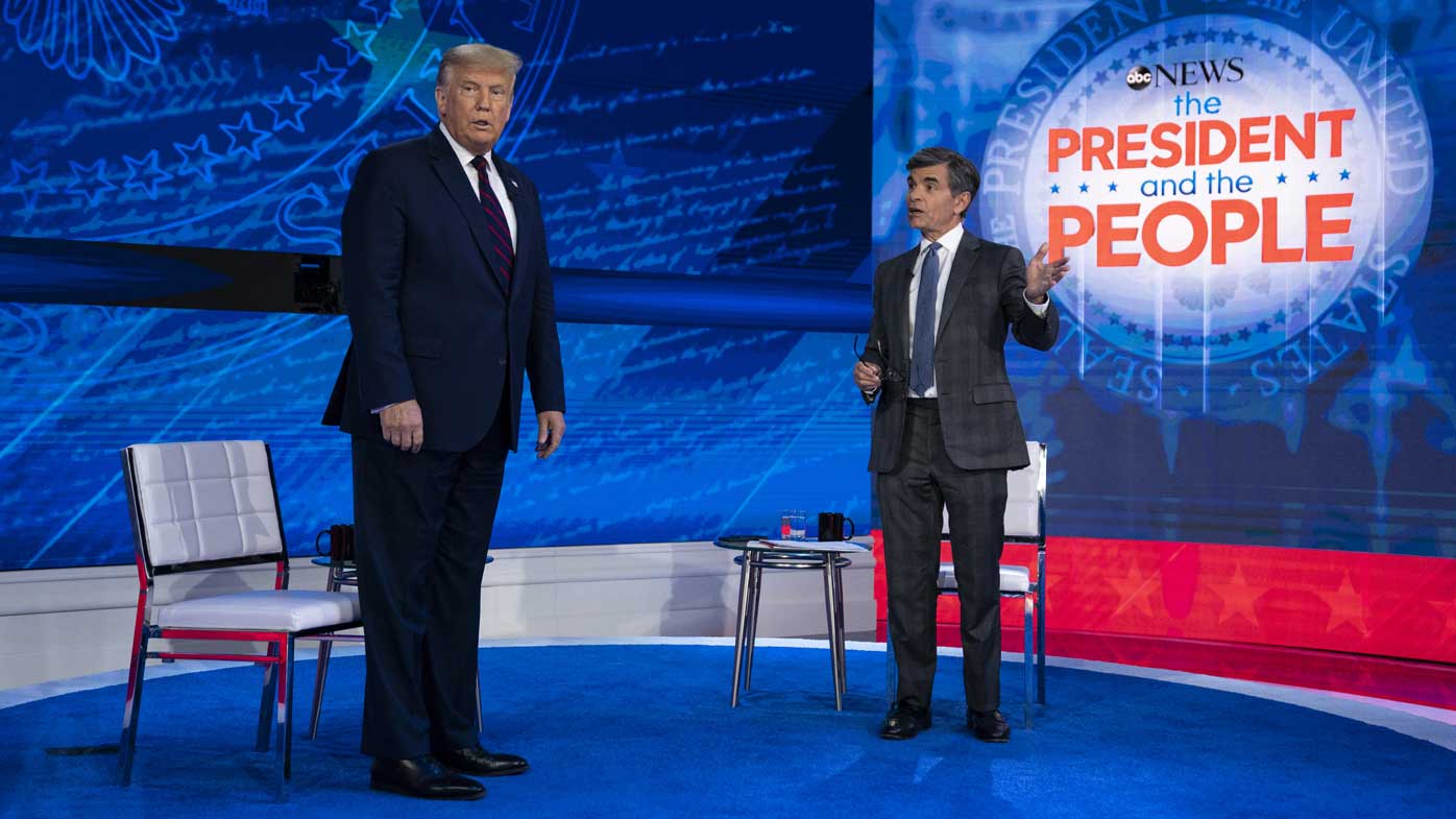 El presidente Donald Trump habla con el presentador de ABC News, George Stephanopoulos.