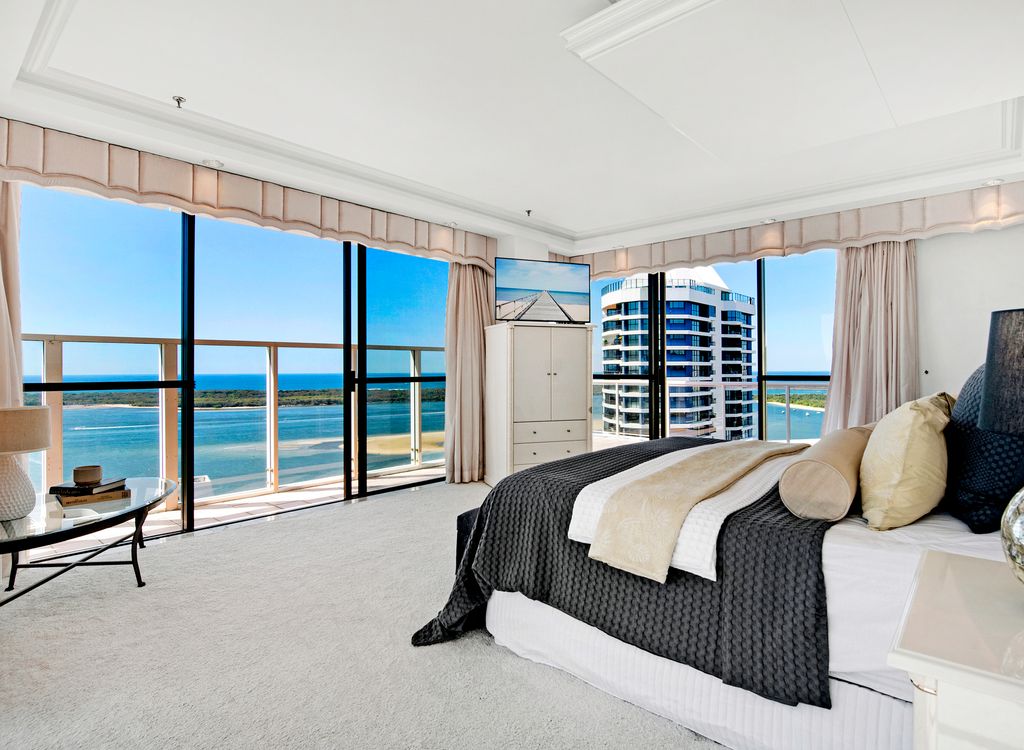 The breathtaking Gold Coast penthouse, once owned by the late Sir Jack Brabham, failed to sell at auction with agents now taking expressions of interest.