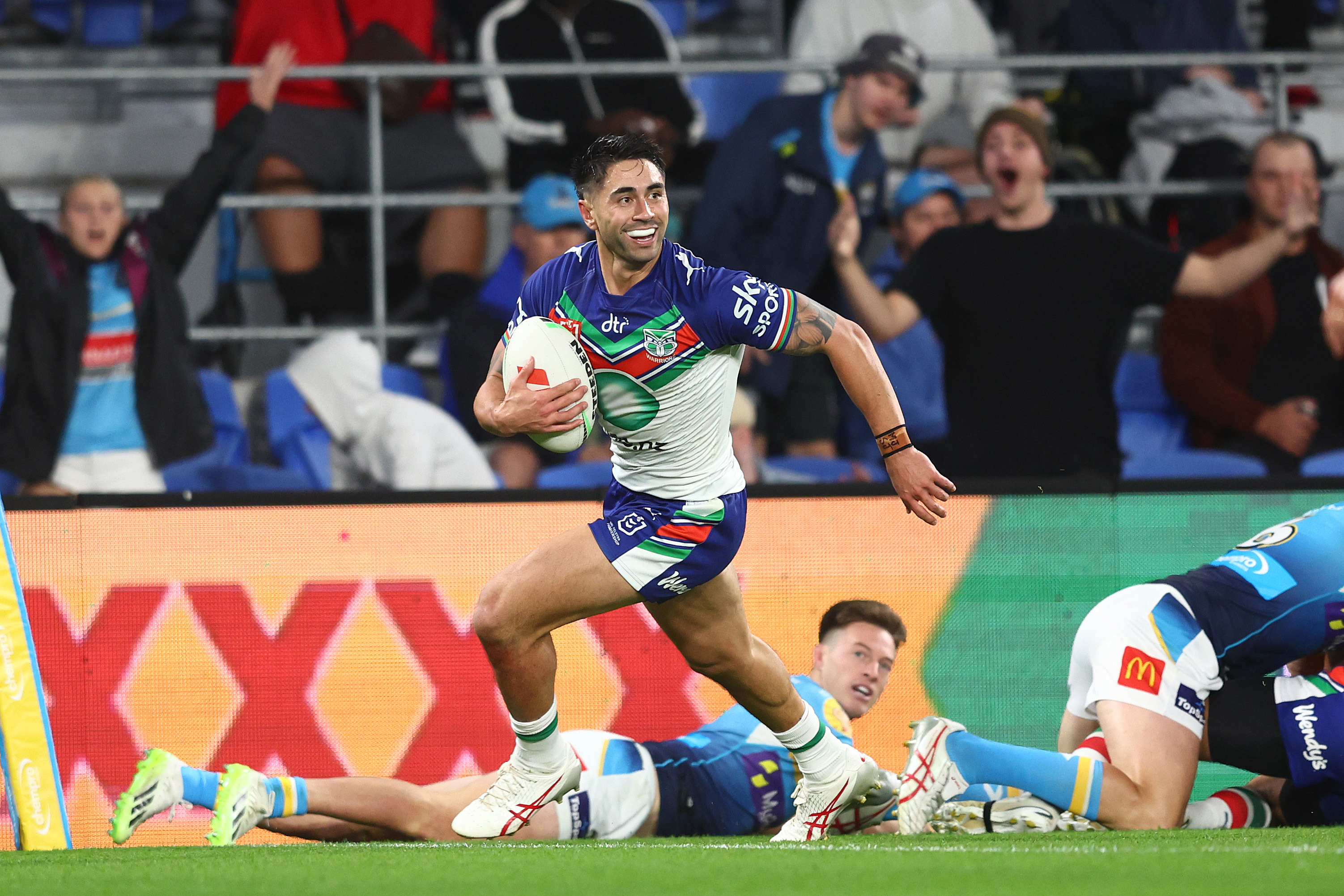 Shaun Johnson of the Warriors scores a try during the round 23 NRL match between Gold Coast Titans and New Zealand Warriors at Cbus Super Stadium on August 04, 2023 in Gold Coast, Australia. (Photo by Chris Hyde/Getty Images)