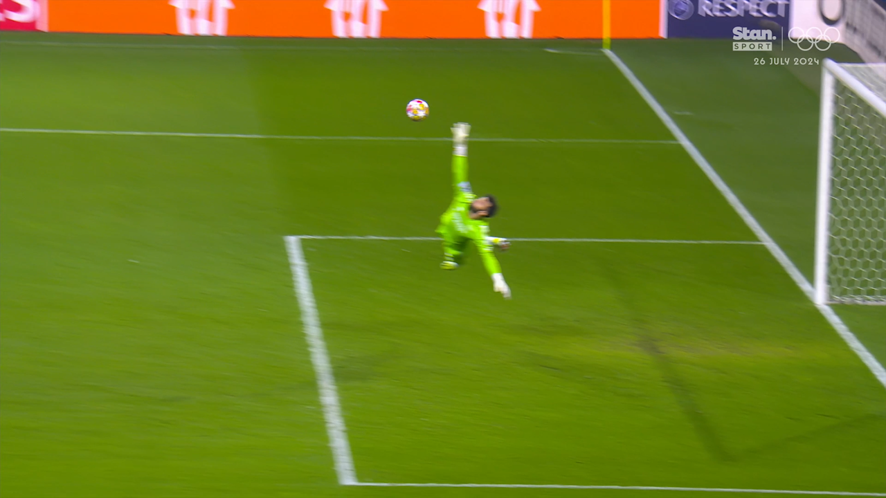 Arsenal goalkeeper David Raya can not stop the ball.