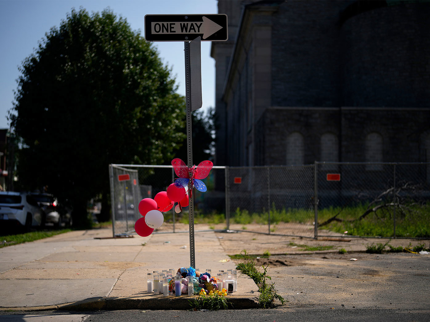 Cinco personas murieron en un tiroteo masivo en Filadelfia el lunes.