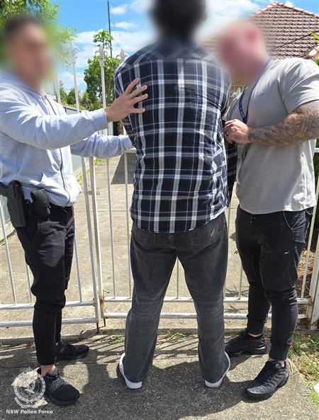 An alleged group of suspected contract killers have been arrested after a taxi carrying two armed males on their way to a suspected shooting was intercepted by police in Sydney.