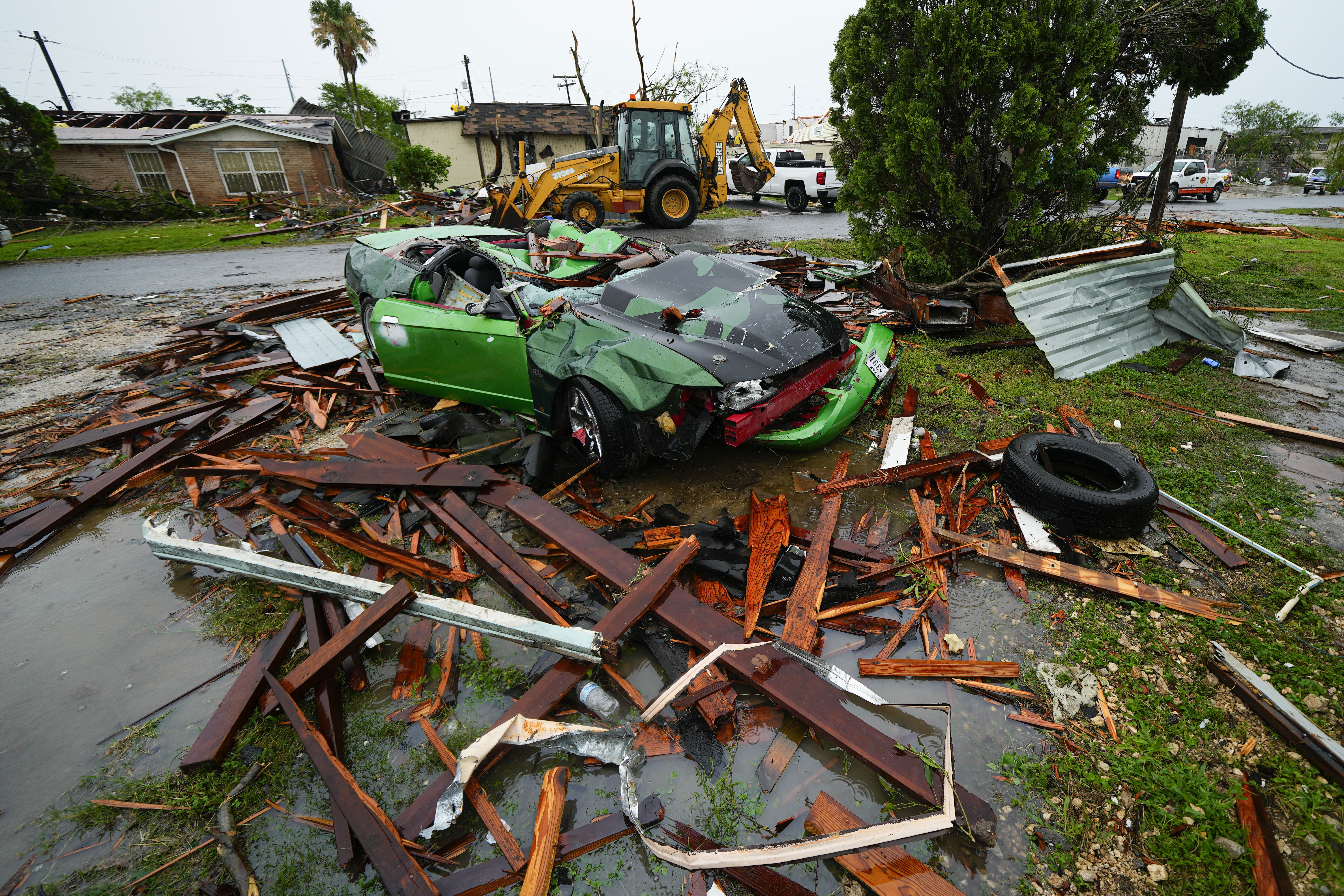 Un muerto cuando el tornado golpea el sur de Texas cerca de la costa del Golfo, dañando docenas de hogares