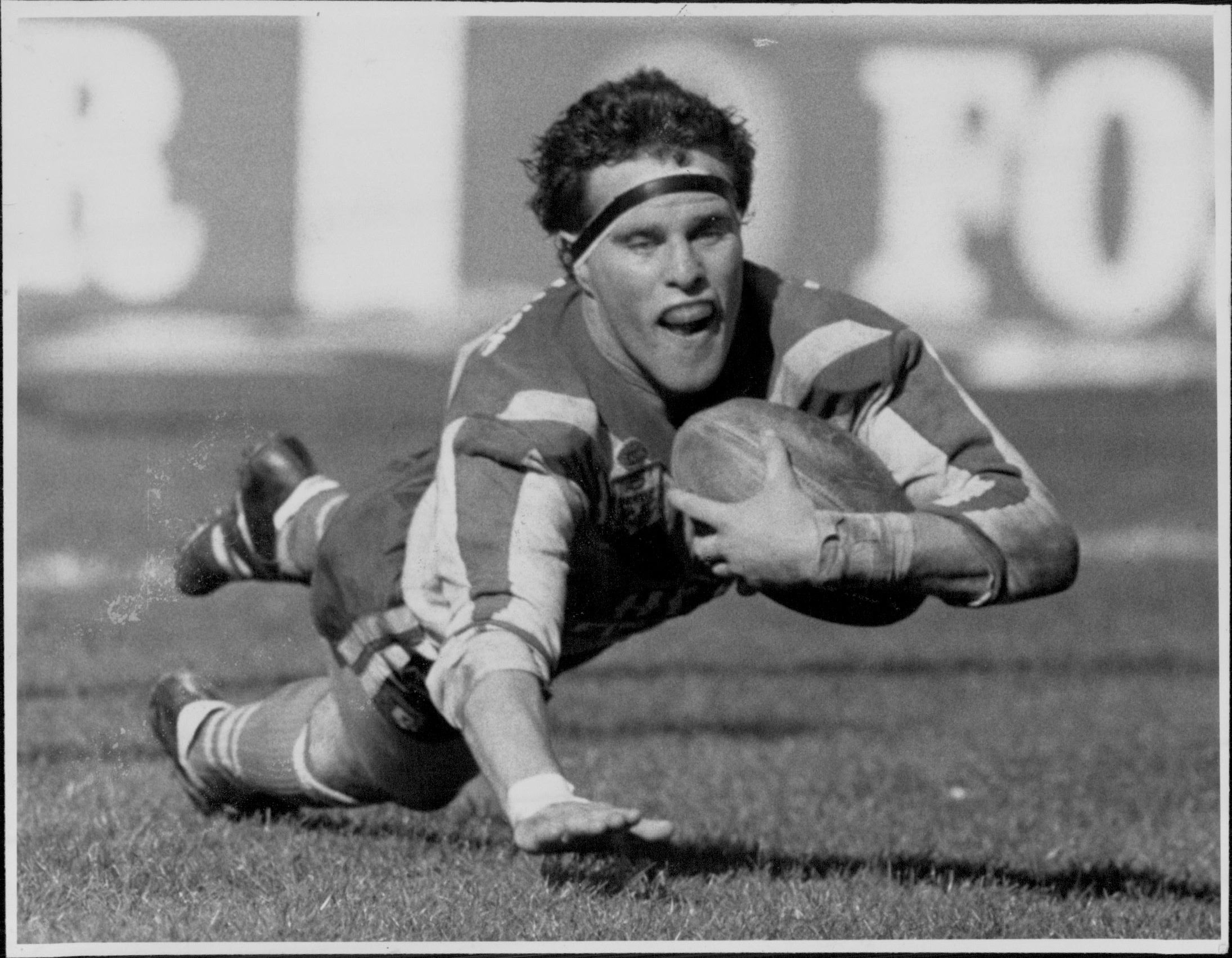 Paul Langmack crosses over for a try during the 1986 season