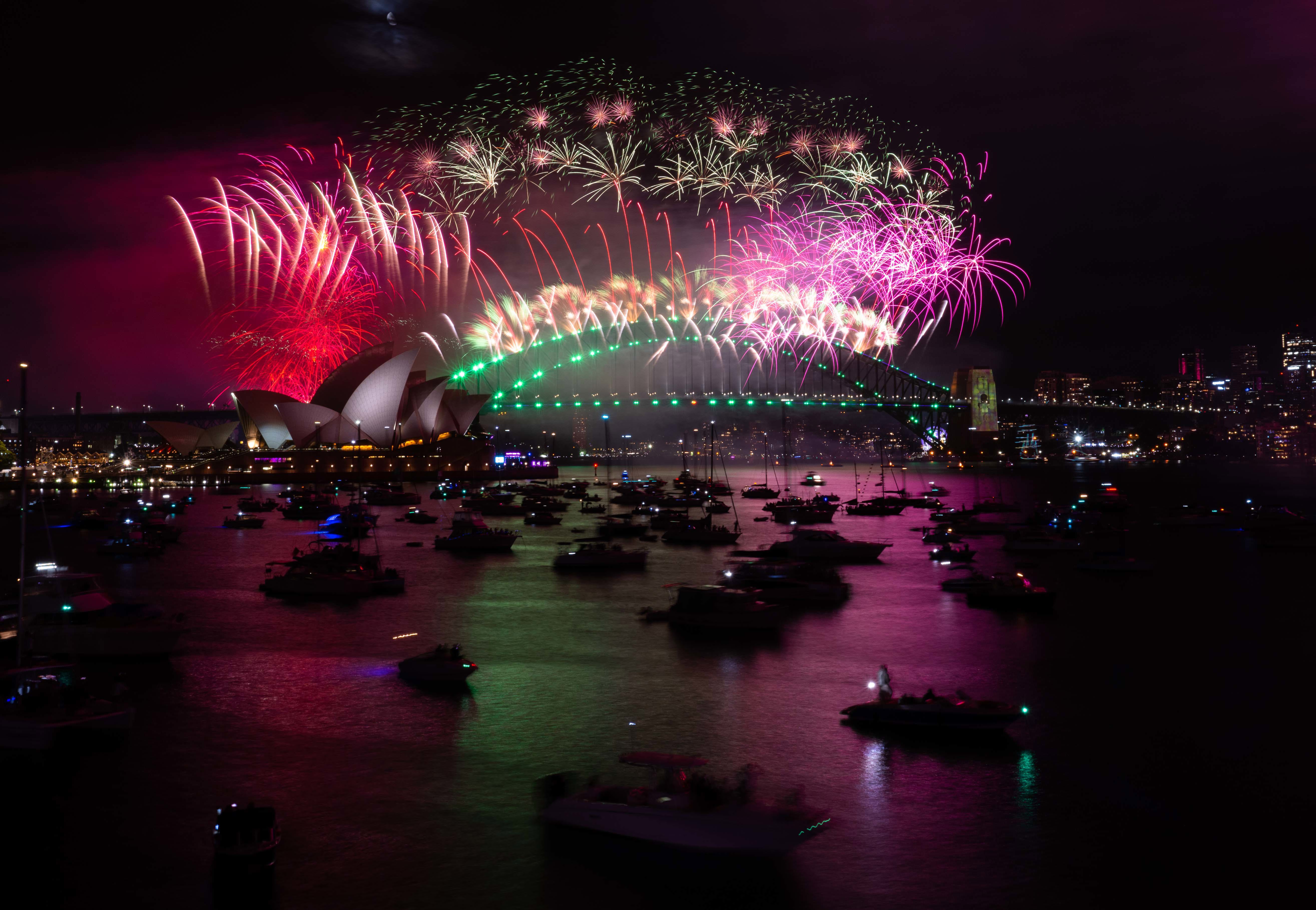 Fireworks light up the skies above Sydney Harbour at midnight on New Year's Eve. 31st December 2022 