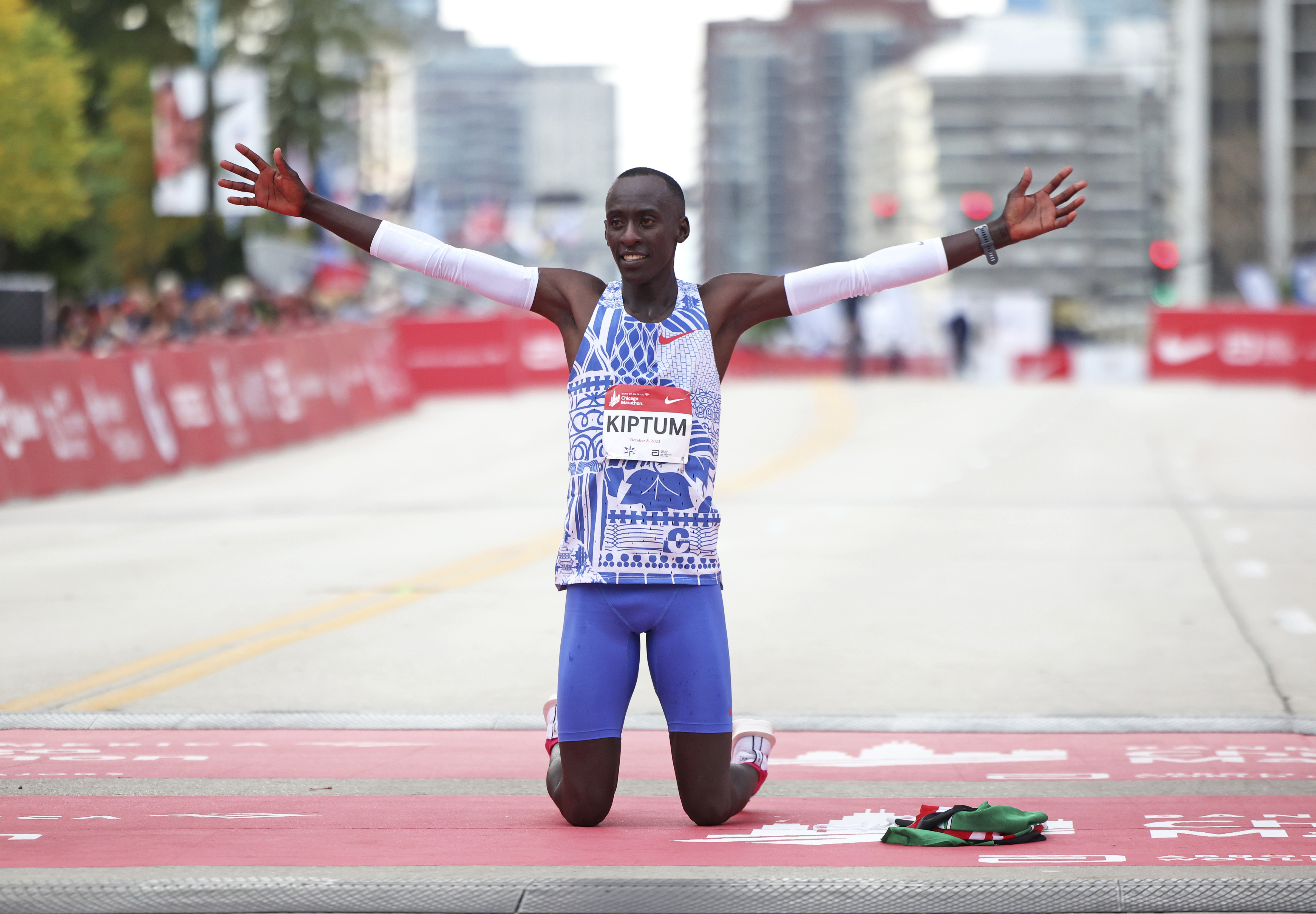 Kelvin Kiptum celebrating in Chicago.