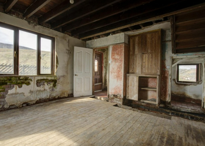 Isolated cottage in the English countryside on offer for just over $500k with one major flaw 