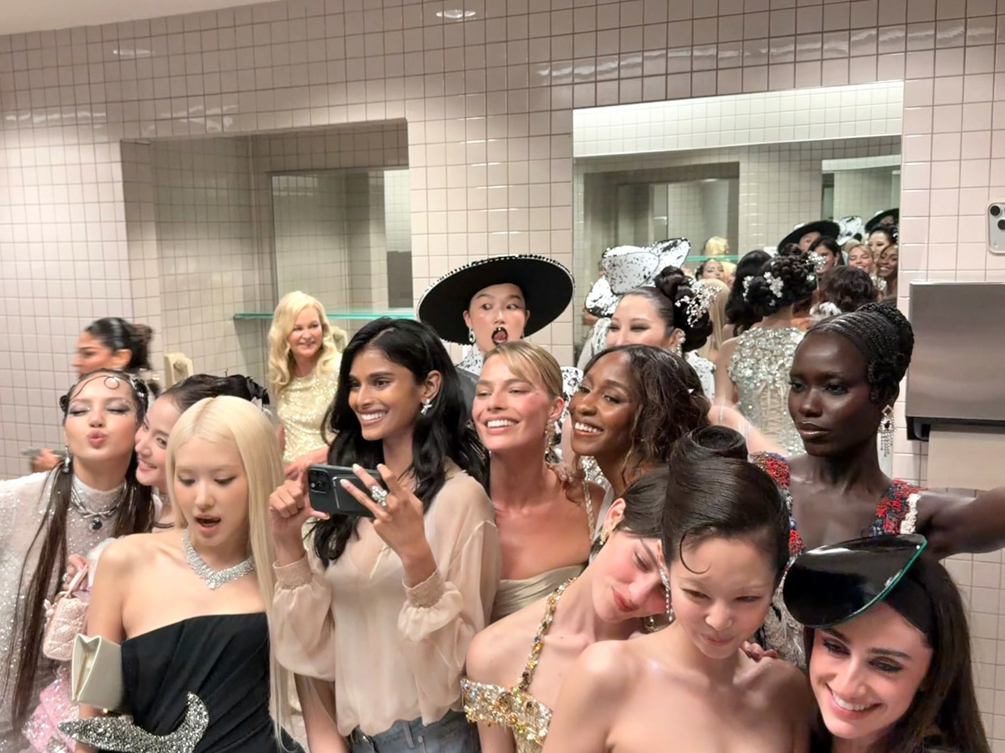 Met Gala selfie 2026 bhavitha mandava blackpink margot robbie gracie abrams rachel sennott Ayo Edebiri Audrey Nuna EJAE awar odhiang