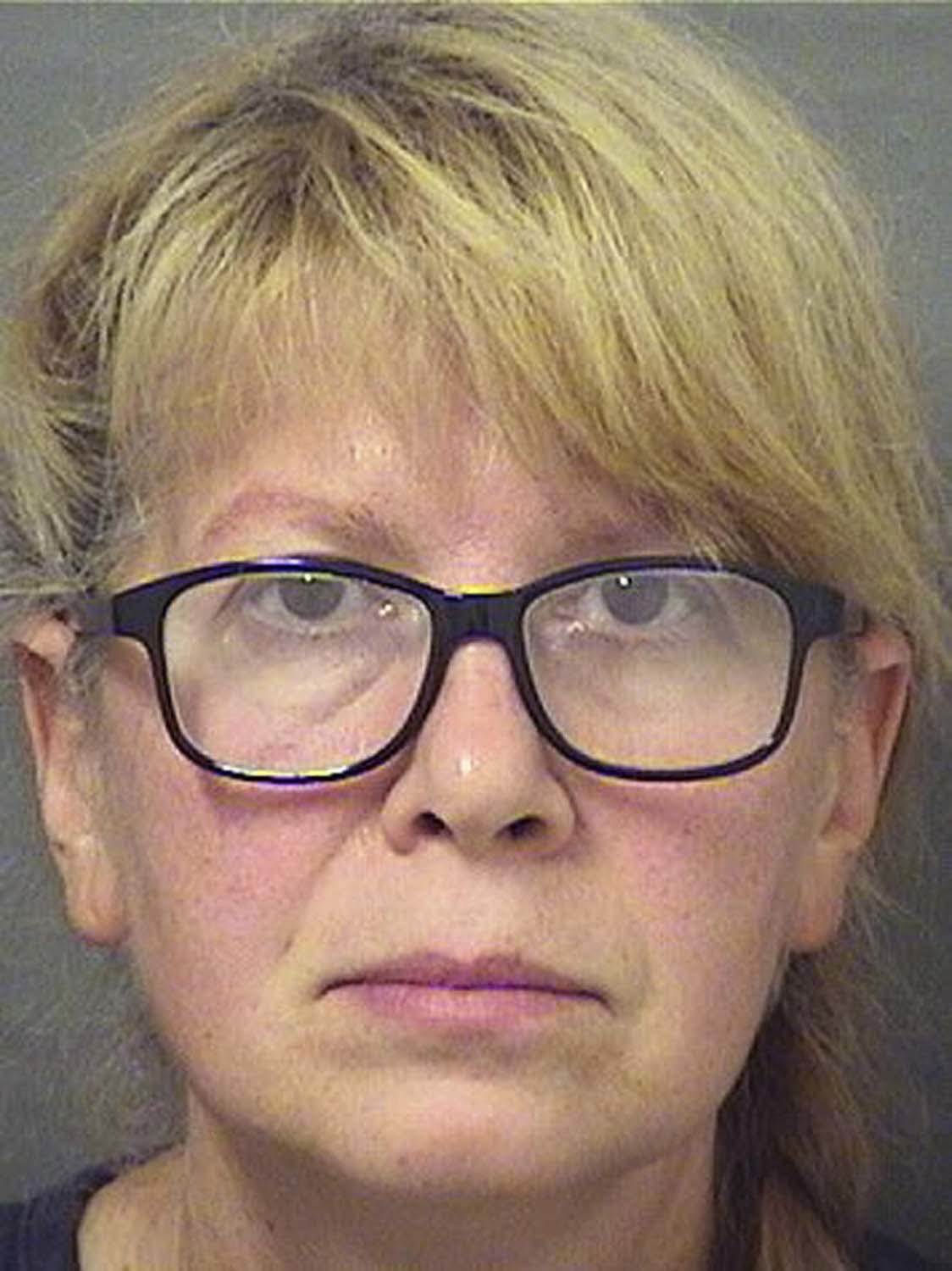 ARCHIVO - Esta fotografía de reserva proporcionada por la Oficina del Sheriff del condado de Palm Beach, Florida, muestra a Sheila Keen-Warren bajo arresto, el 3 de octubre de 2017. El infame caso de asesinato del payaso asesino de Florida finalmente terminó con el asesino sospechoso durante mucho tiempo aceptando un acuerdo de culpabilidad. . Keen-Warren se declaró culpable de asesinato en segundo grado, el martes 25 de abril de 2023, por el tiroteo de Marlene Warren en 1990. (Oficina del Sheriff del condado de Palm Beach vía AP, archivo)