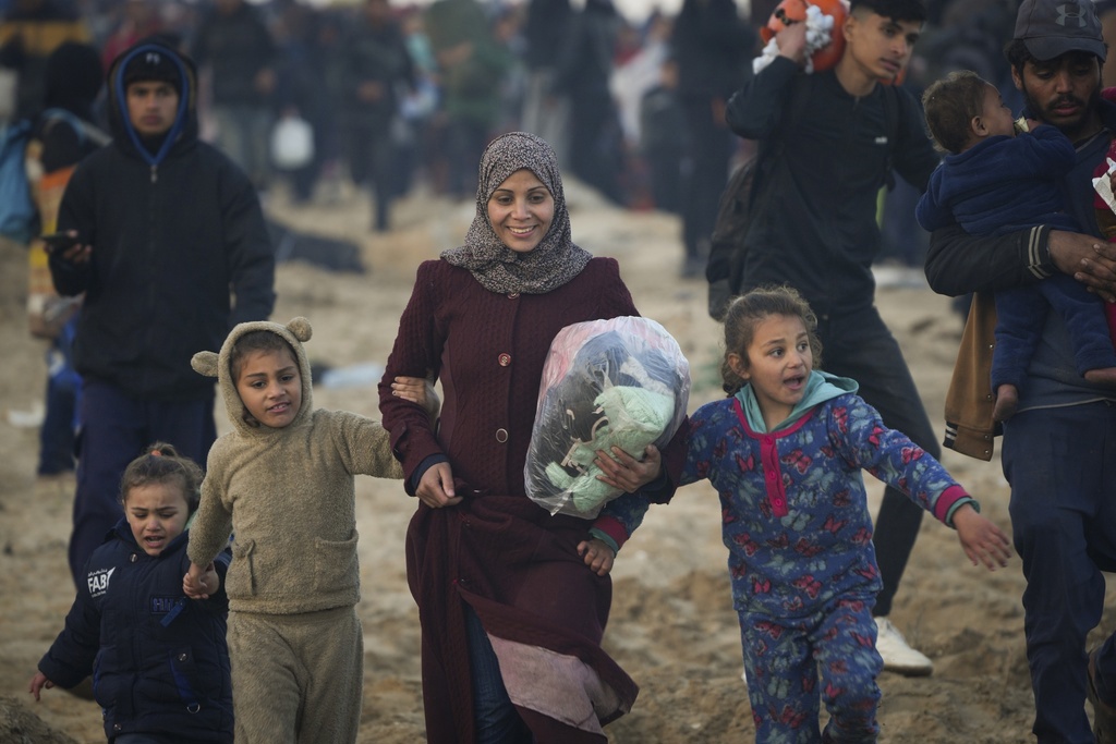 Tens of thousands return to devastated northern Gaza