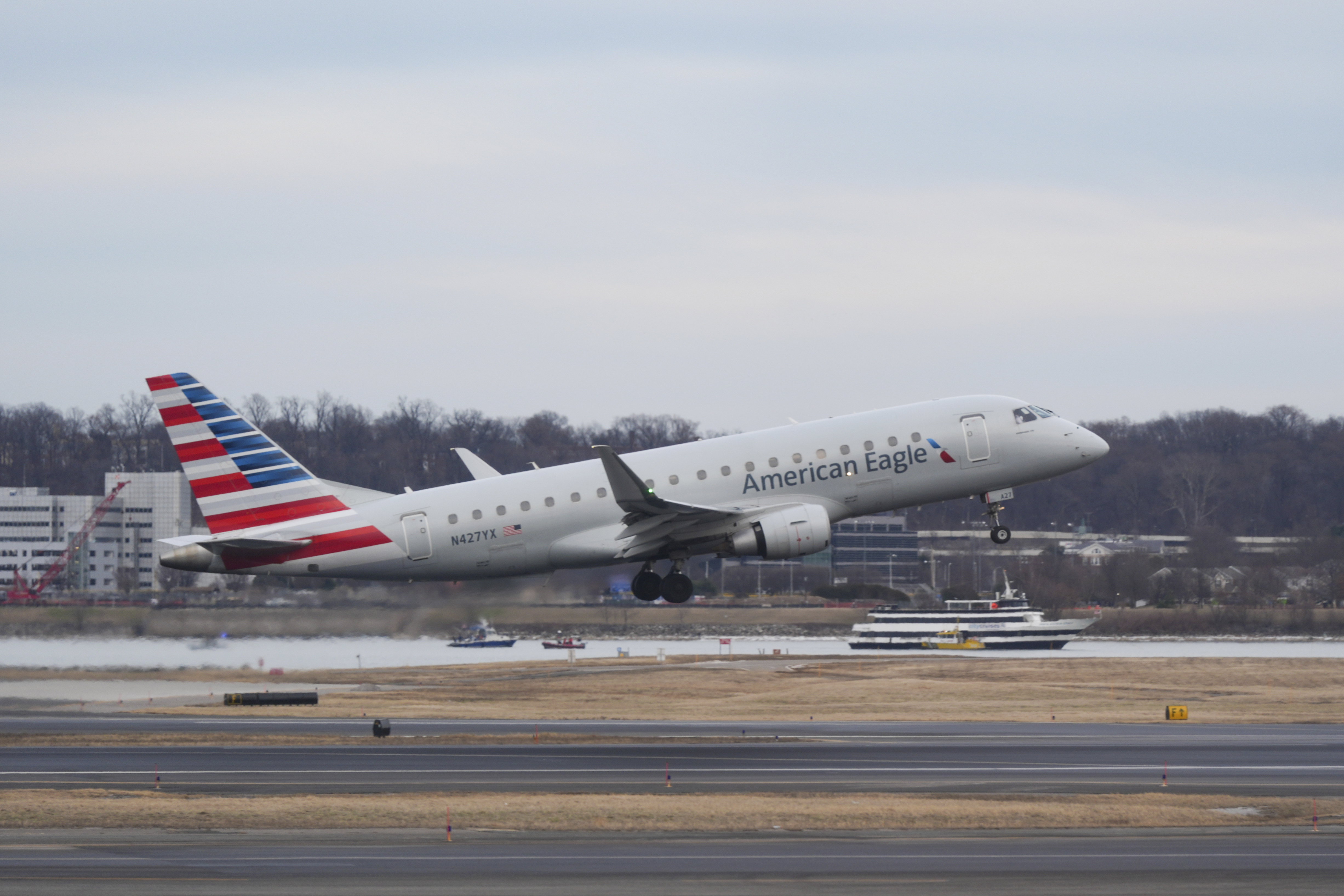 Un avión de águila estadounidense despega del aeropuerto nacional de Ronald Reagan Washington 