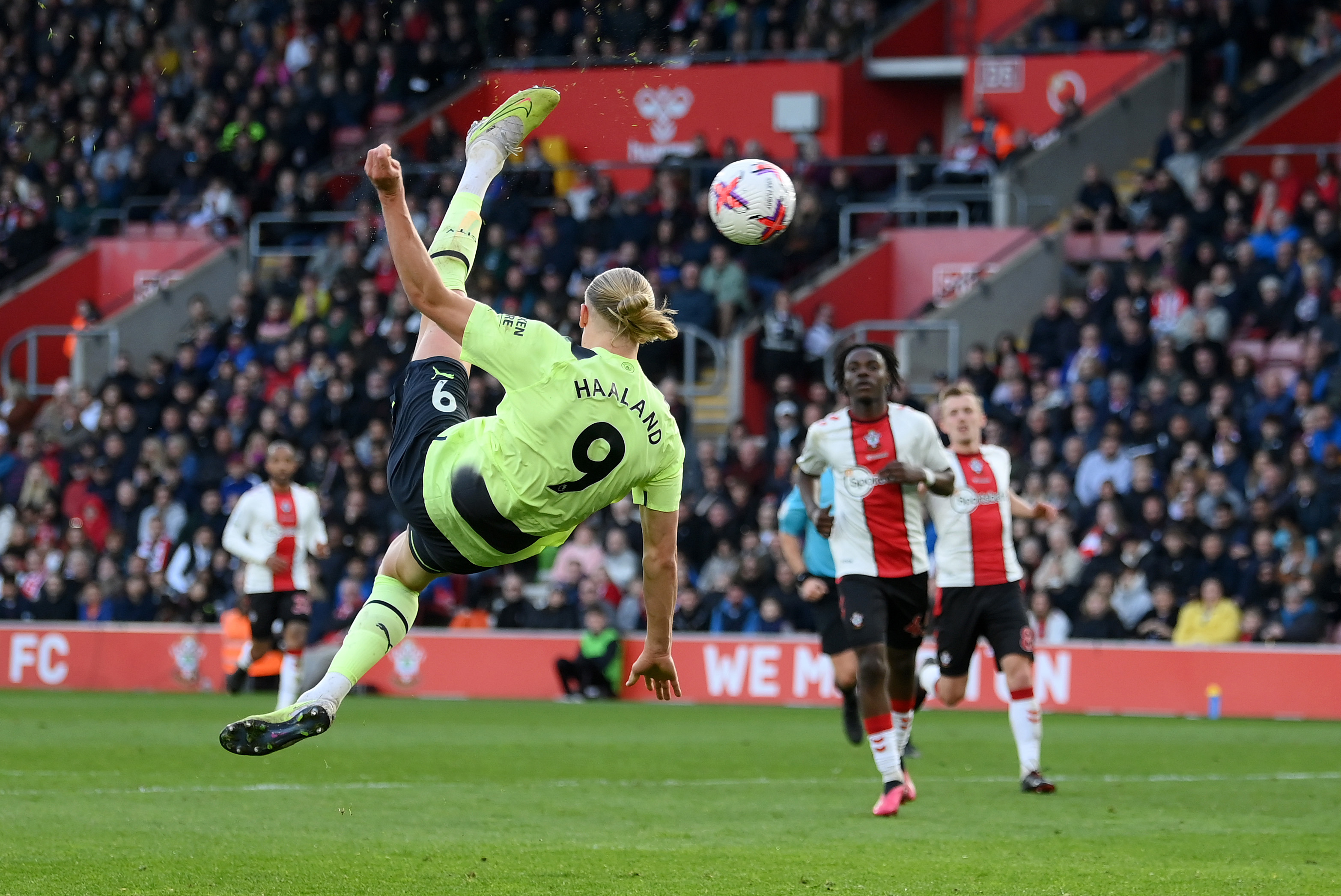 SOUTHAMPTON, ENGLAND - APRIL 08: Erling Haaland of Manchester City scores the team's third goal during the Premier League match between Southampton FC and Manchester City at Friends Provident St. Mary's Stadium on April 08, 2023 in Southampton, England. (Photo by Mike Hewitt/Getty Images)
