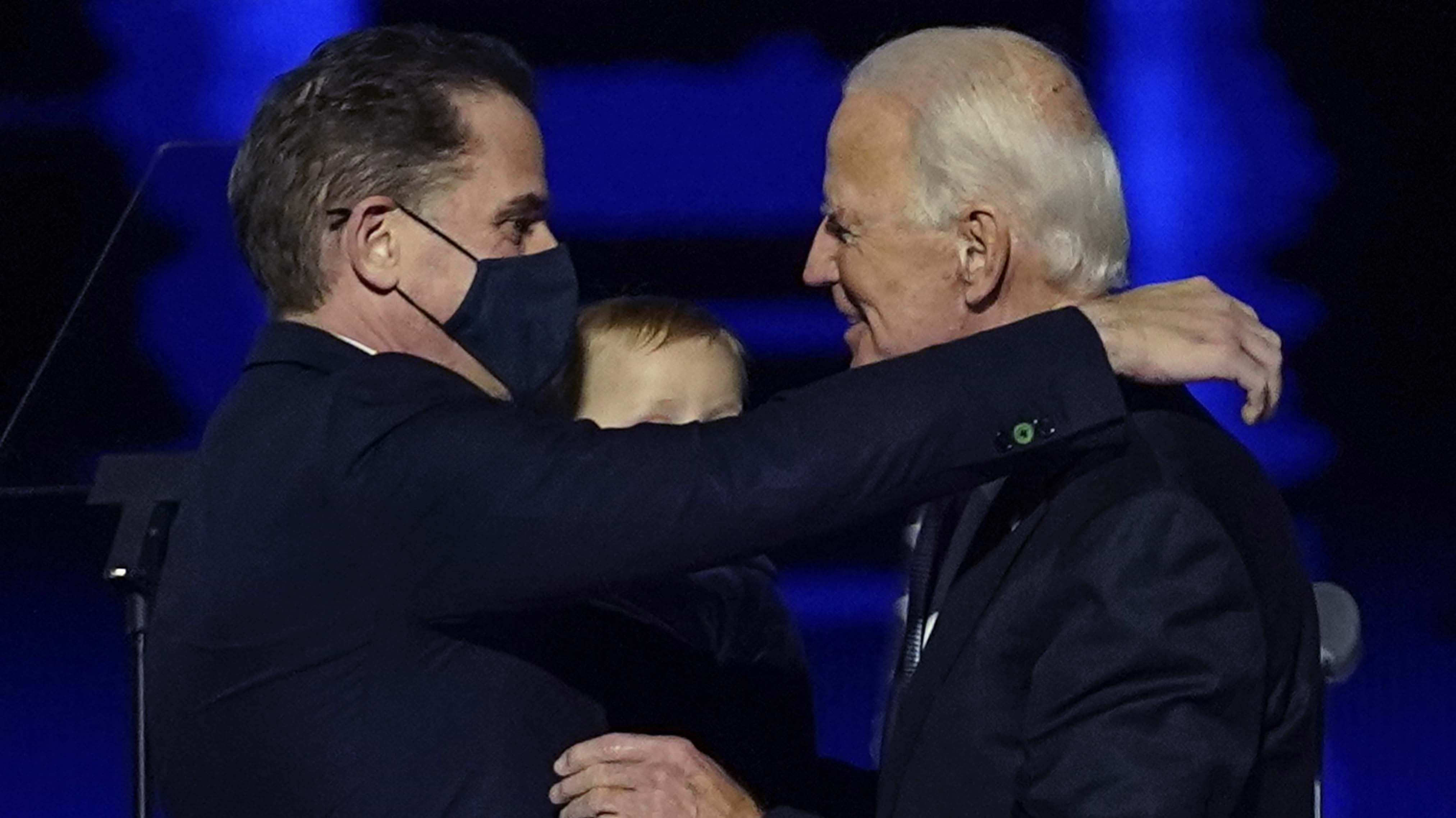 El presidente electo Joe Biden, a la derecha, abraza a su hijo Hunter Biden, a la izquierda, en Wilmington.