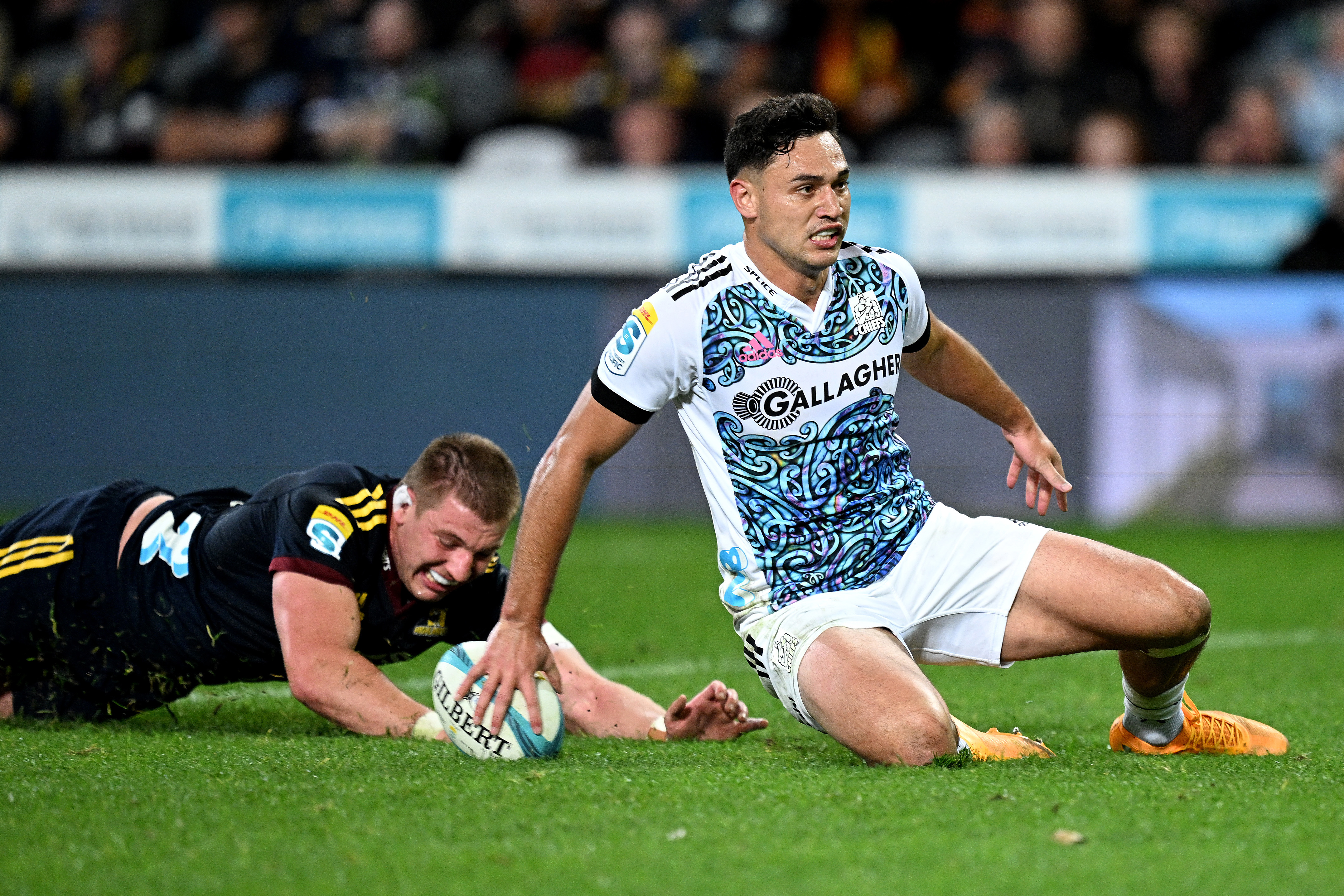 Shaun Stevenson of the Chiefs scores a try.
