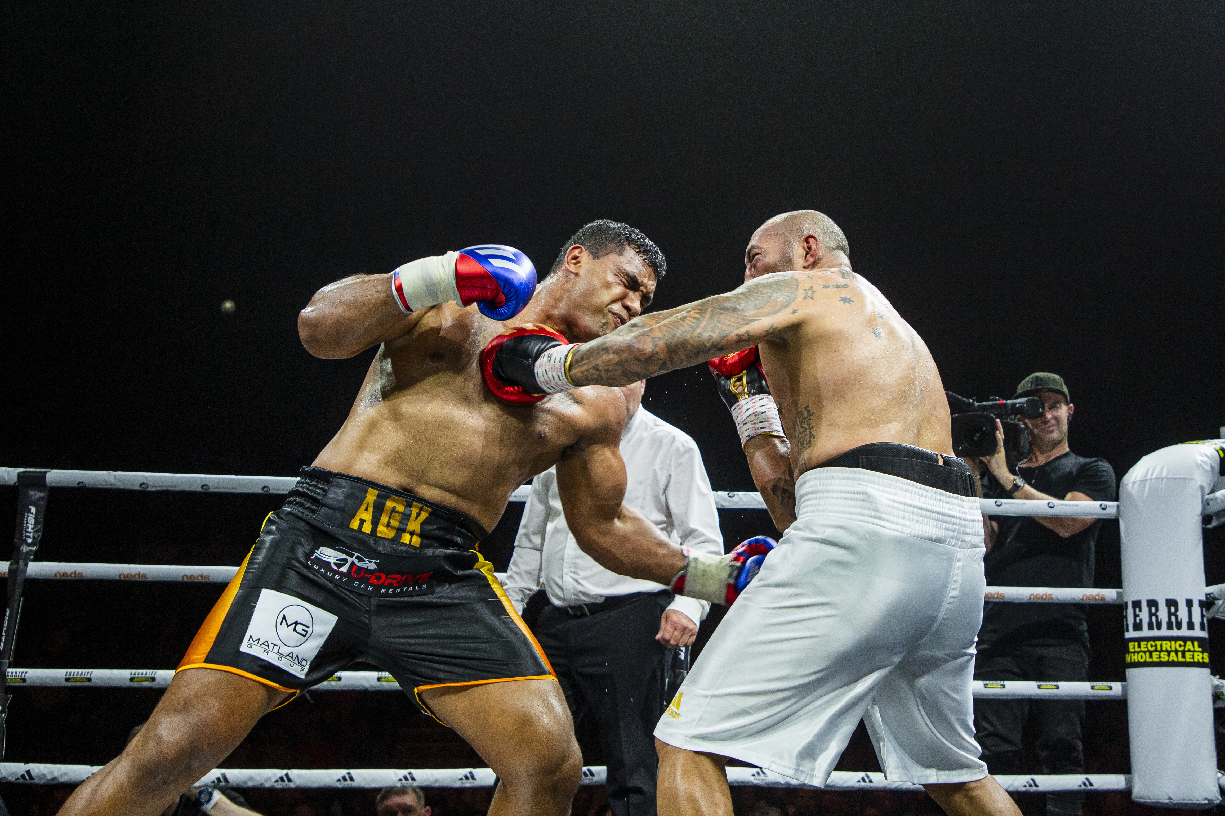 Tevita Pangai Junior punches Frank Amato in Battle on the Reef.