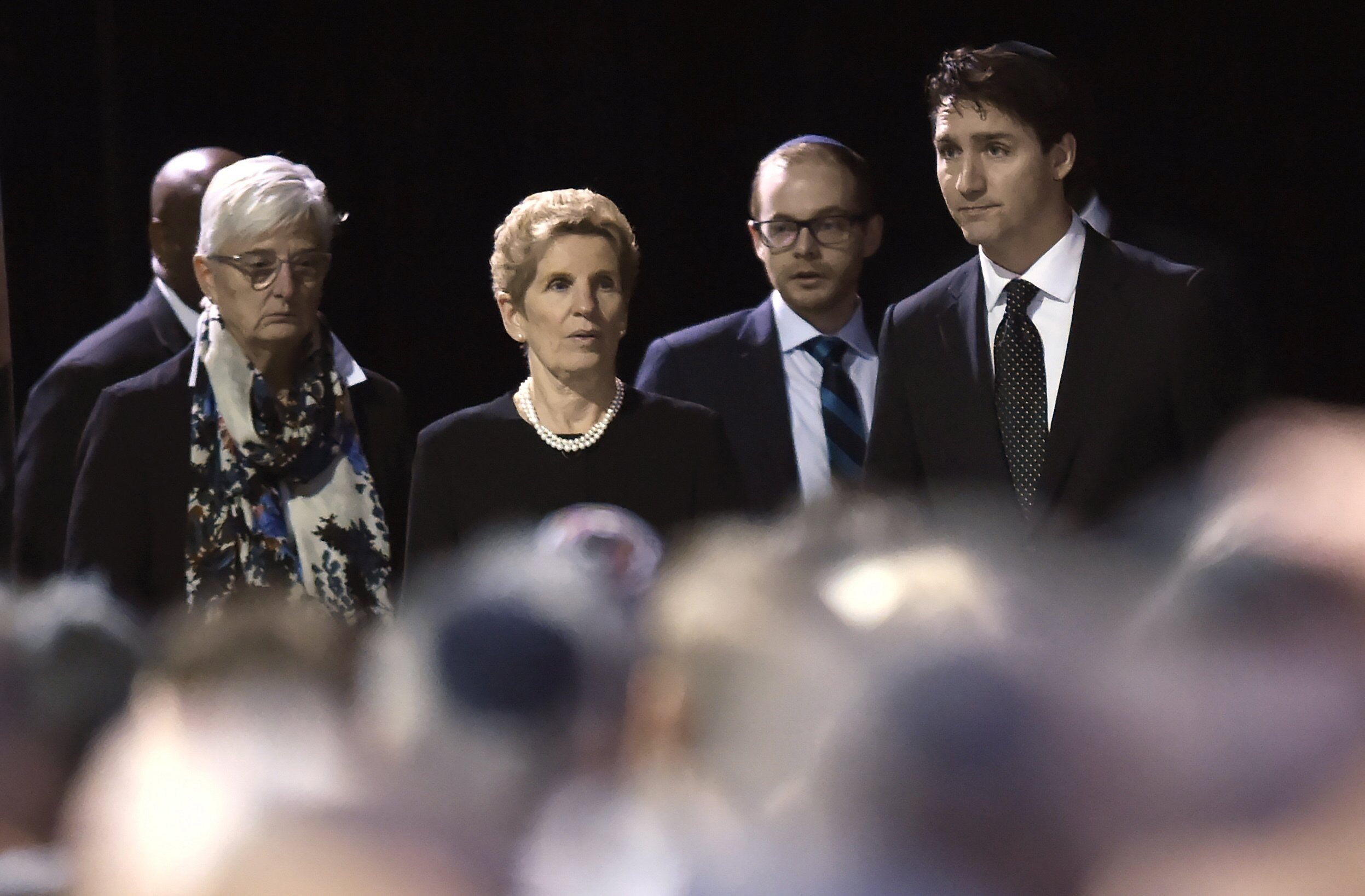 El primer ministro Justin Trudeau, a la derecha, la primera ministra de Ontario, Kathleen Wynne, al centro, llegan al servicio conmemorativo de la pareja multimillonaria de Apotex, Barry y Honey Sherman, en Mississauga, Ontario, el jueves 21 de diciembre de 2017. 