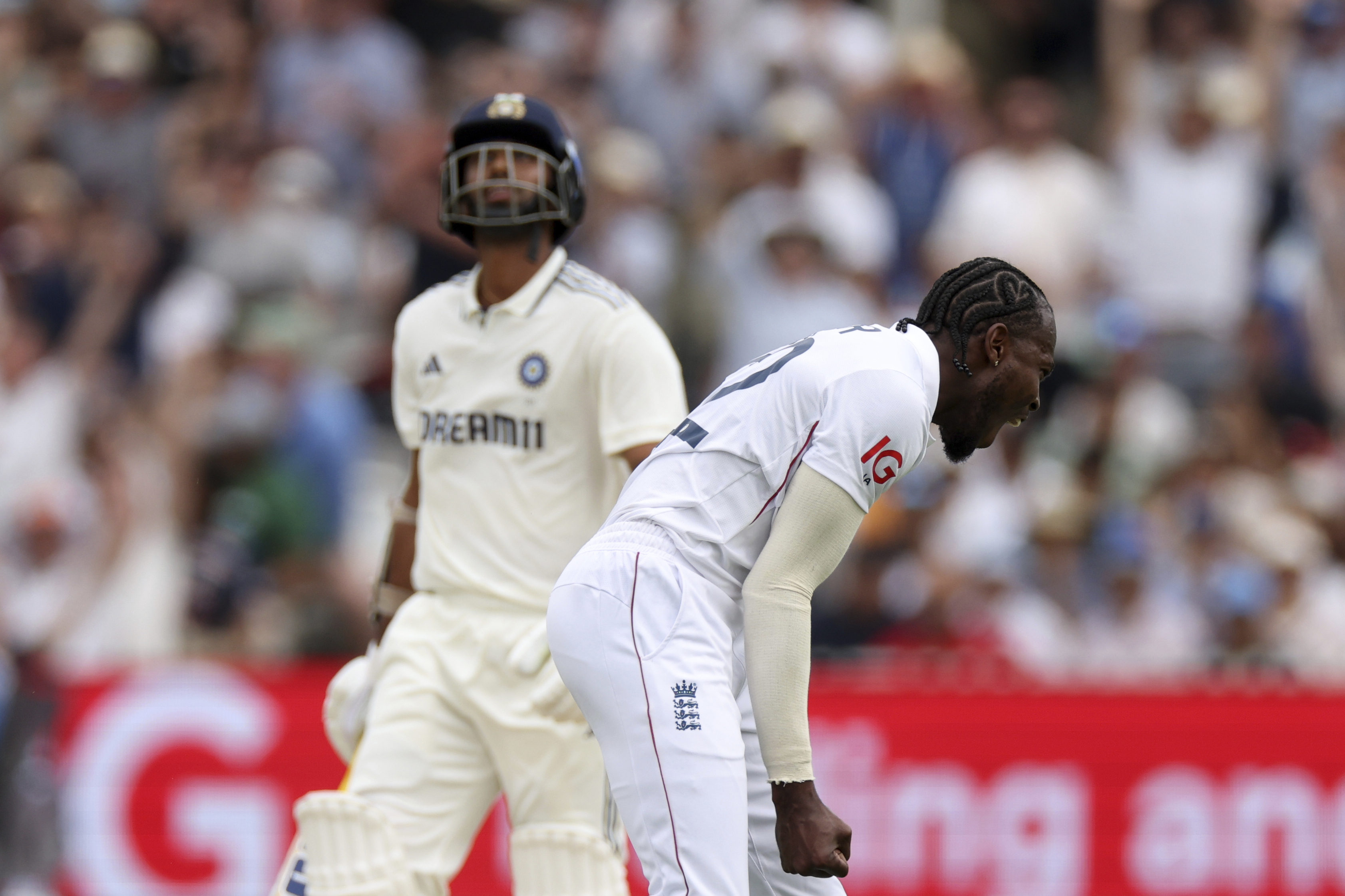 England's Jofra Archer, right, celebrates the dismissal of India's Washington Sundar.