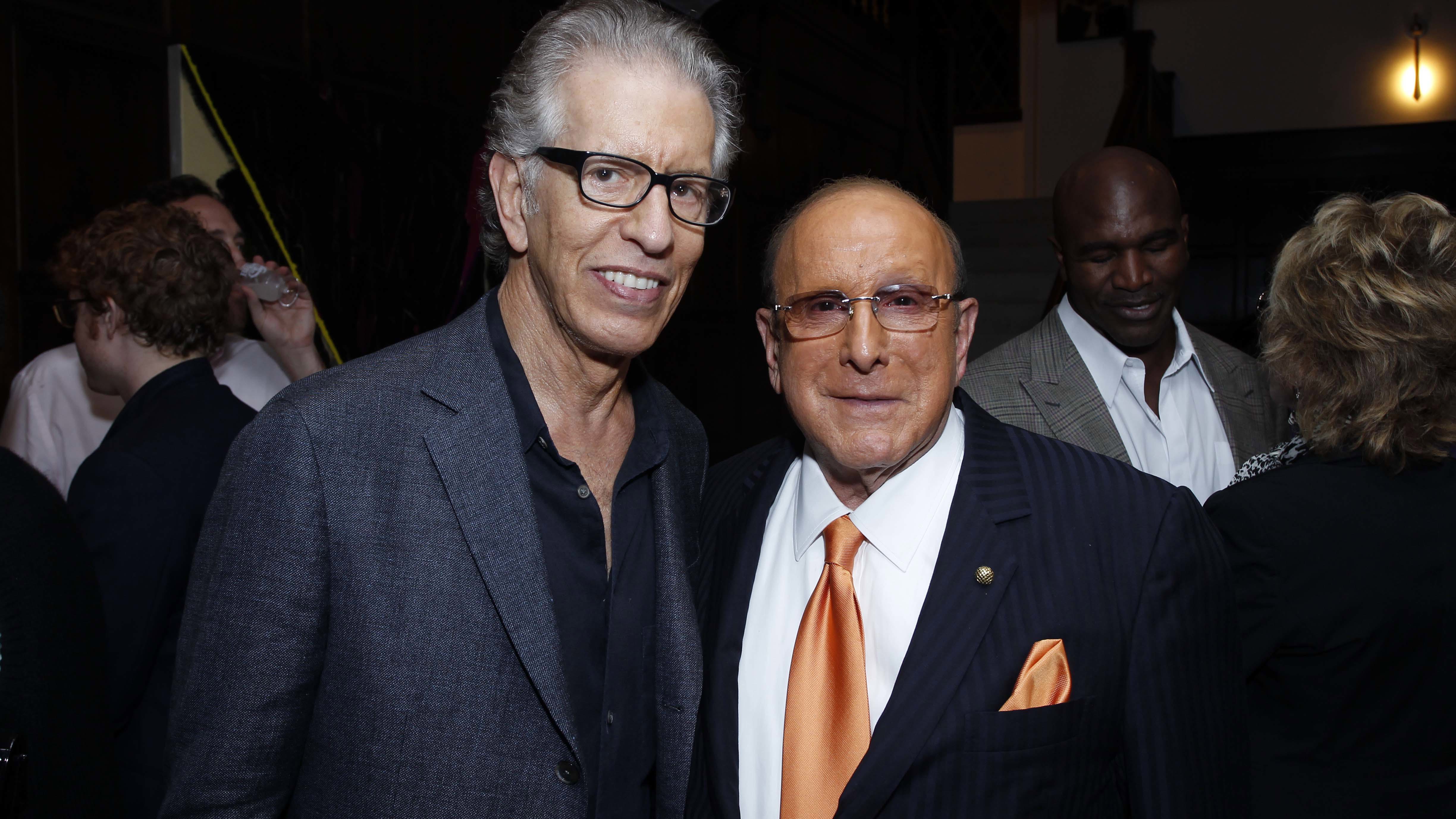 Richard Perry, izquierda, y Clive Davis posan para una fotografía en Songs of Hope VIII - Gala de la industria musical y recaudación de fondos de City of Hope en House of Rock, el 18 de octubre de 2012 en Santa Mónica, California