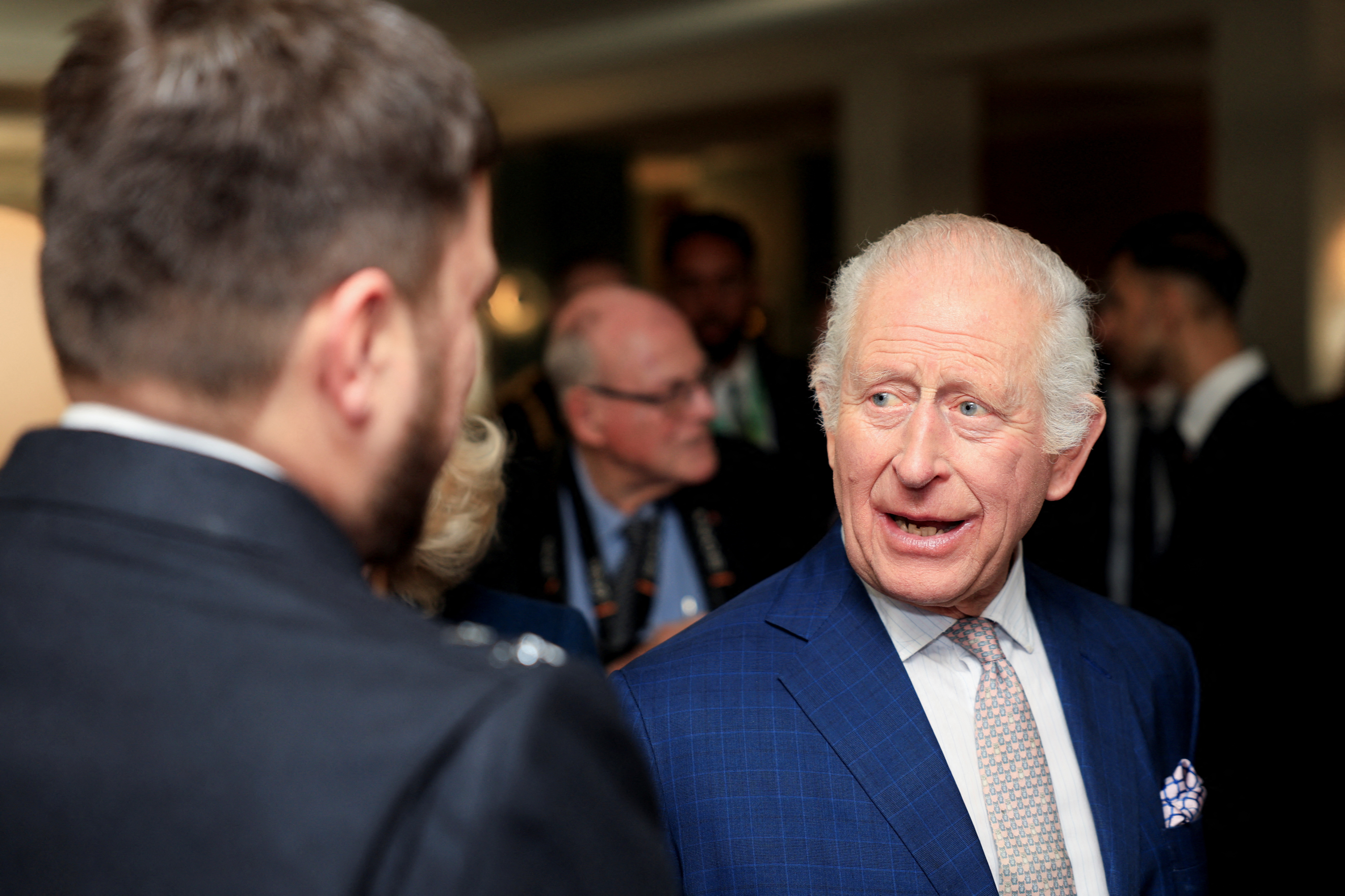 LONDRES, INGLATERRA - 20 DE DICIEMBRE: El rey Carlos III reacciona durante una recepción en el Ayuntamiento de Waltham Forest el 20 de diciembre de 2024 en Londres, Inglaterra. (Foto de Mina Kim - WPA Pool / Getty Images)