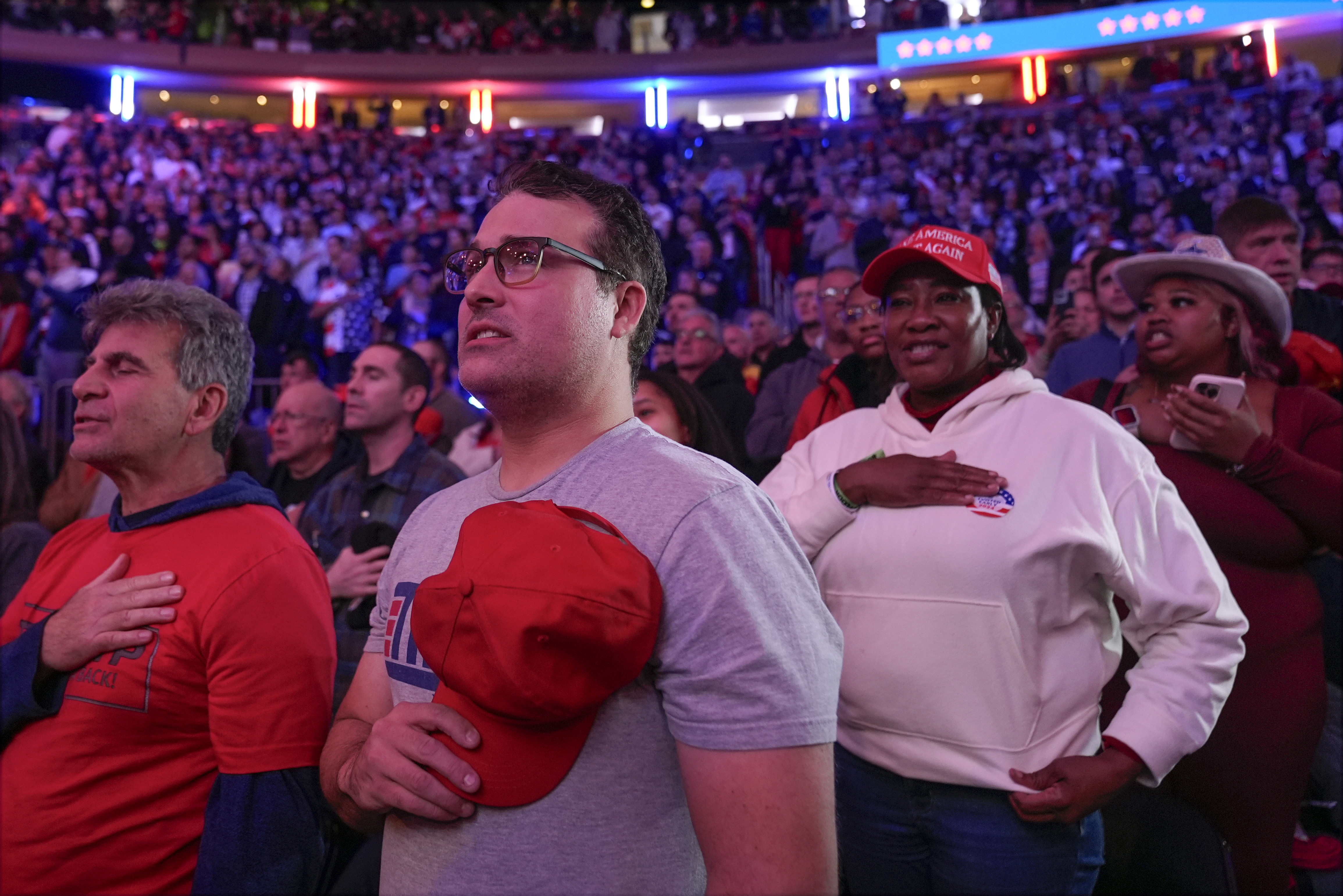 Oradores del evento de Trump en Nueva York denuncian crudamente a Harris y a los demócratas