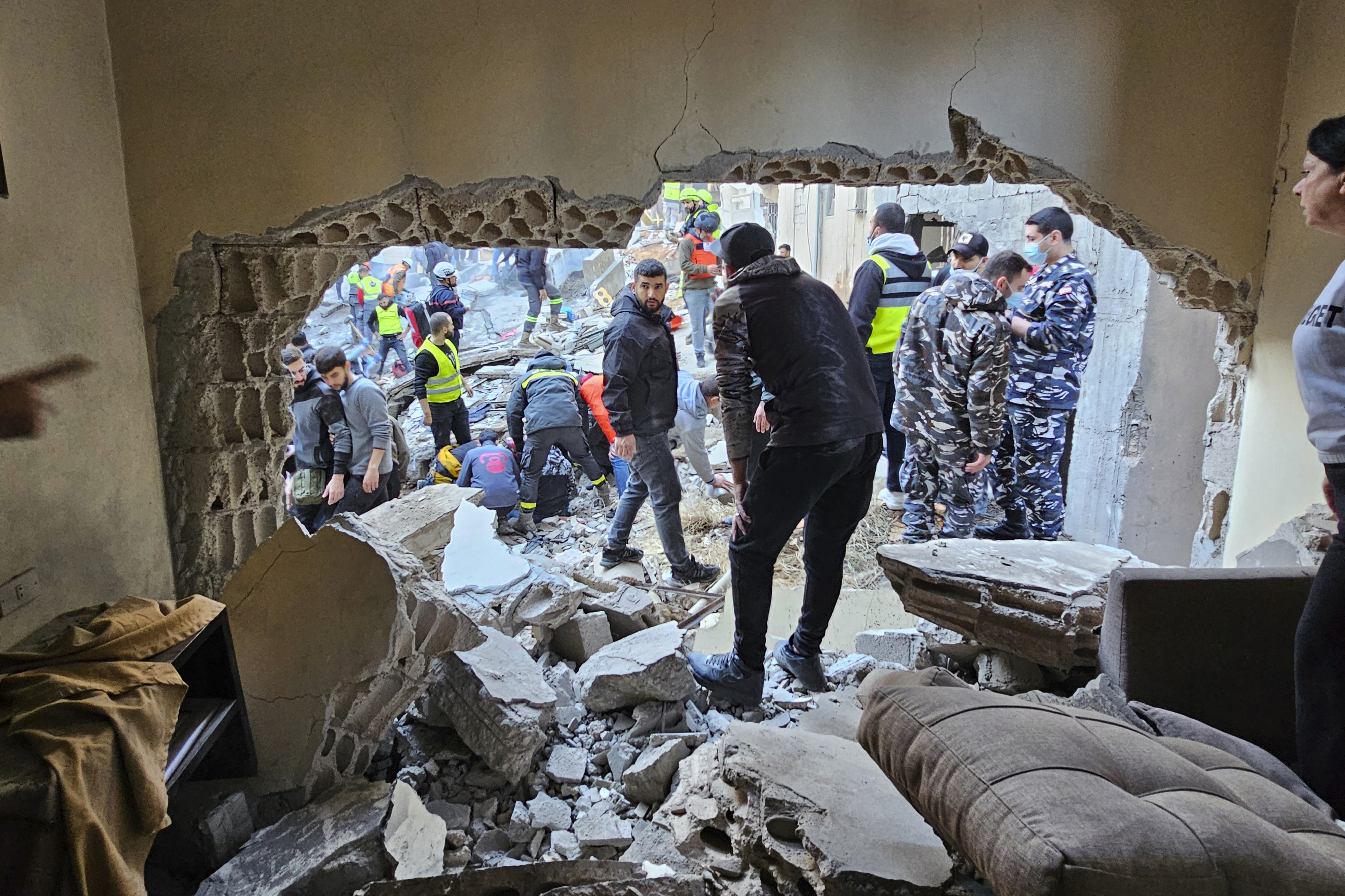 Rescatistas y residentes buscan víctimas en el lugar de un ataque aéreo israelí que tuvo como objetivo un edificio en Beirut, Líbano, el martes 26 de noviembre de 2024.