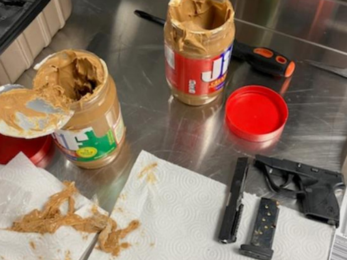 Piezas de armas contrabandeadas en tarros de mantequilla de maní Jif en el aeropuerto JFK.