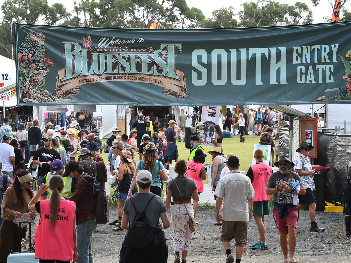 I visitatori del festival entrano in uno degli ingressi principali durante il primo giorno del Byron Bay Bluesfest il 14 aprile 2022 a Byron Bay, in Australia. Il festival musicale ritorna dopo una pausa di due anni a causa della pandemia di coronavirus. 