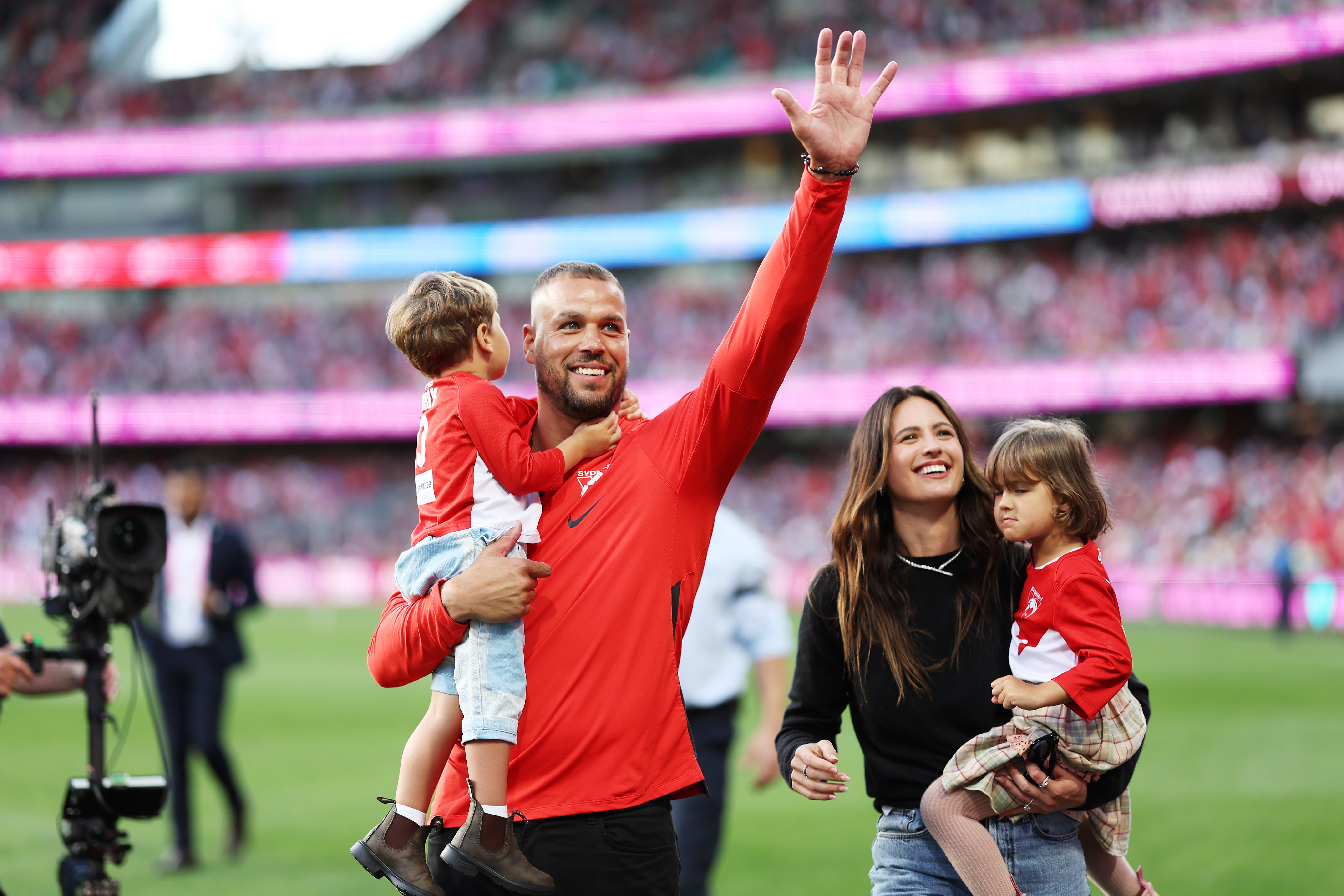 Lance Franklin of the Swans farewells the crowd with his wife Jesinta Franklin and children during a lap of honour during the round 24 AFL match between Sydney Swans and Melbourne Demons at Sydney Cricket Ground, on August 27, 2023