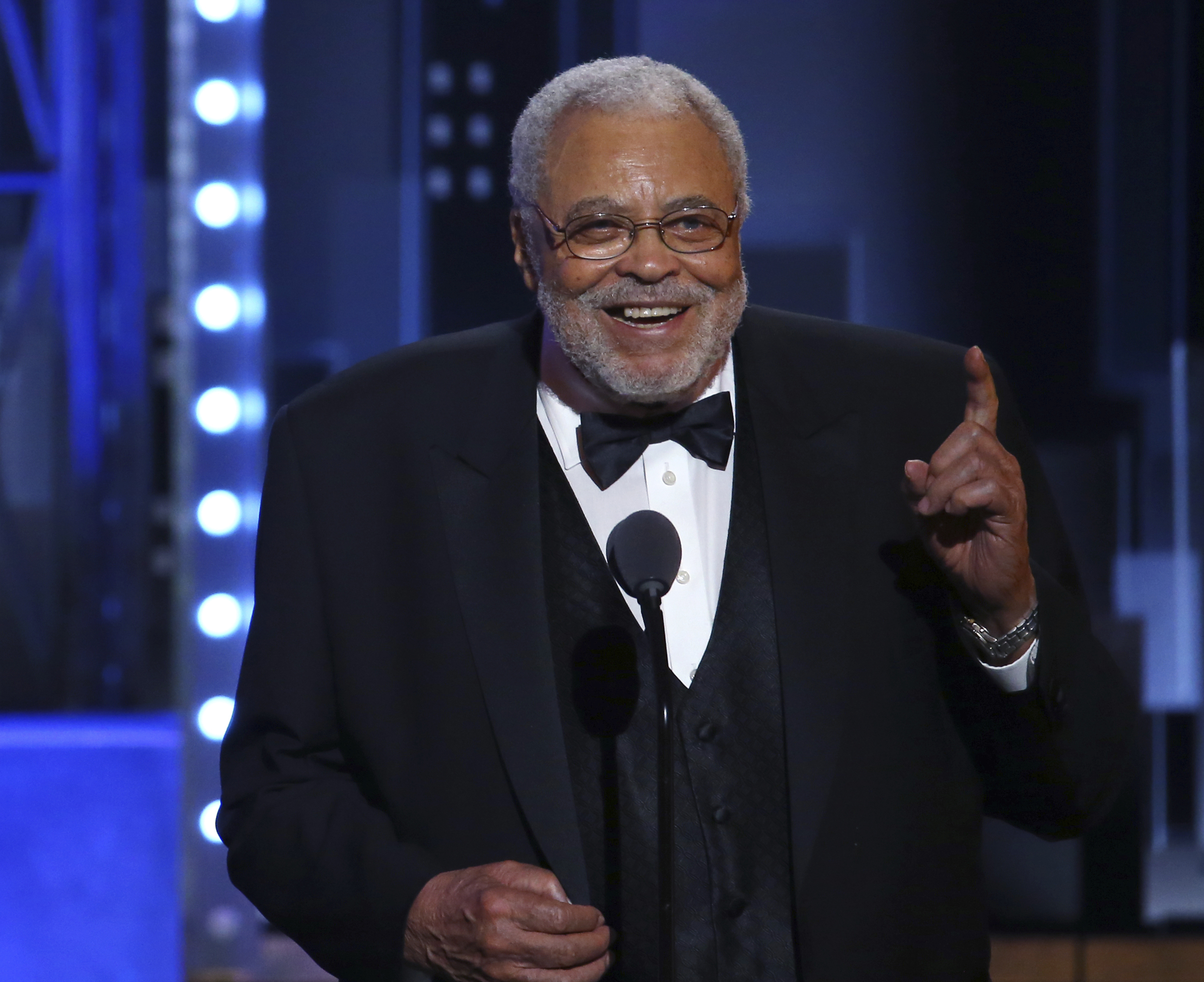 James Earl Jones acepta el premio especial Tony por su trayectoria en el teatro en la 71.ª edición anual de los premios Tony, el 11 de junio de 2017, en Nueva York. 