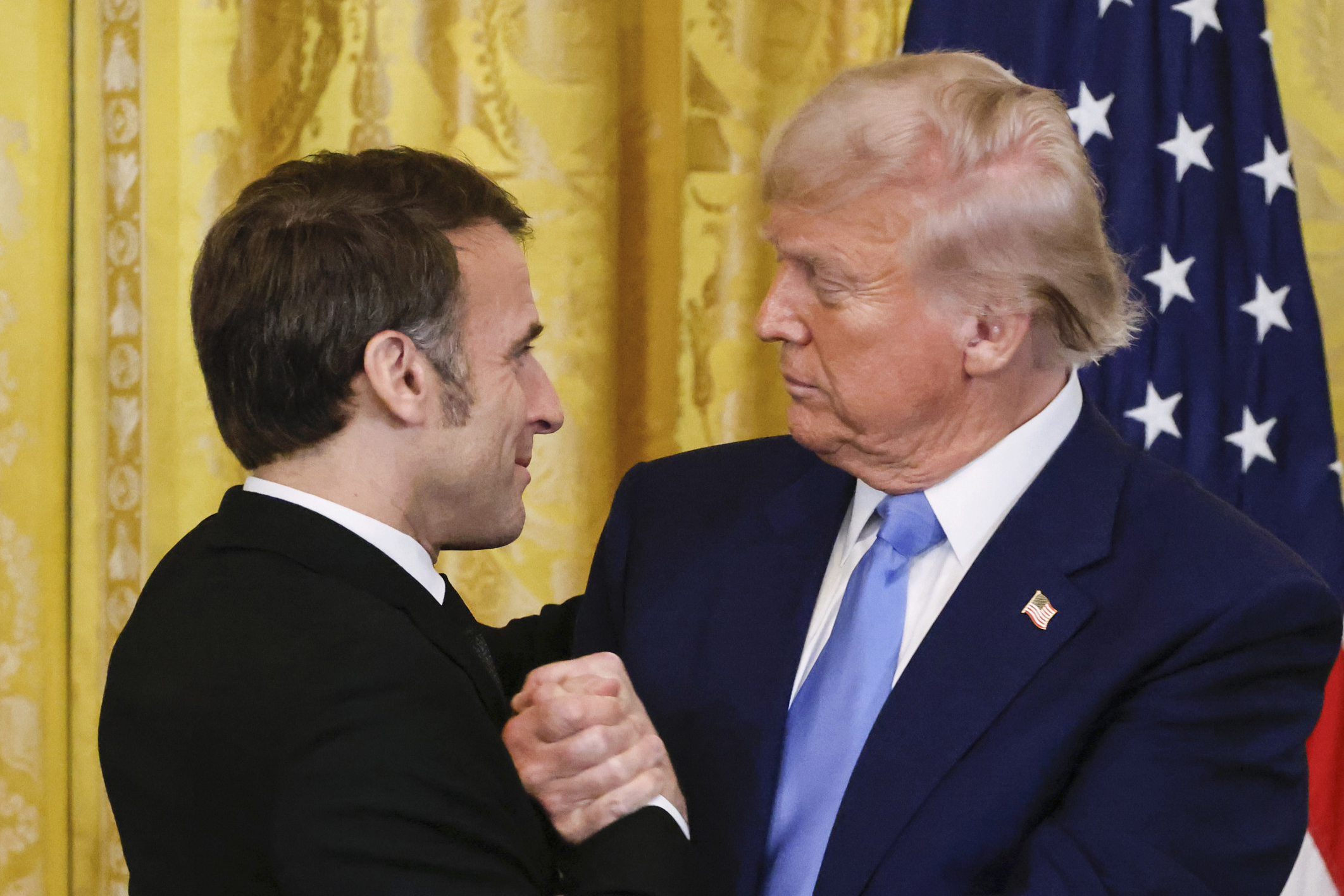 Macron interrumpe a Trump para corregirlo sobre la financiación de Ucrania