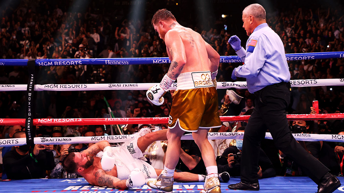  Canelo Alvarez (top) knocks out Caleb Plant in the 11th round during their championship bout 