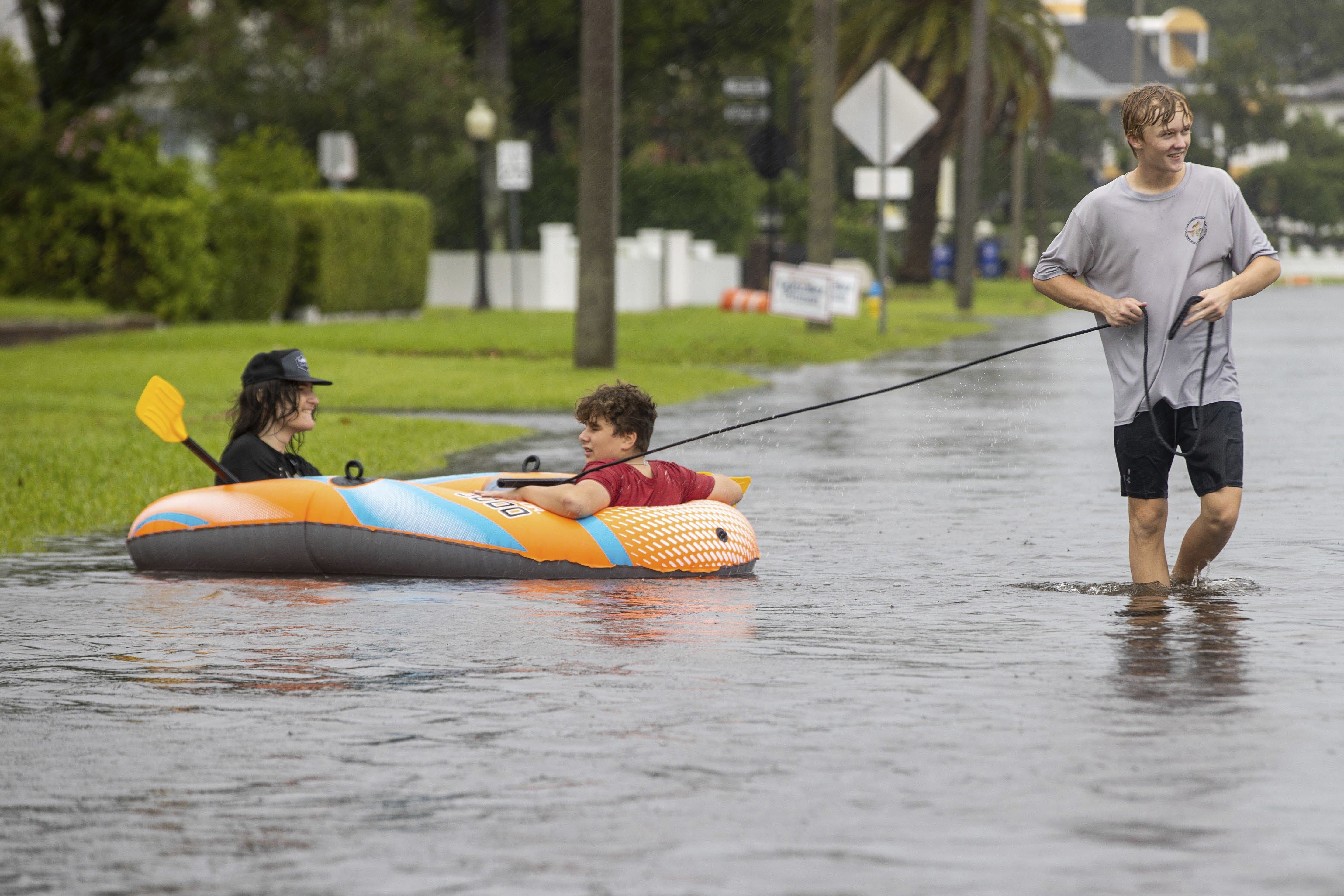 Debby se fortalece a huracán de categoría 1 antes de tocar tierra en Florida