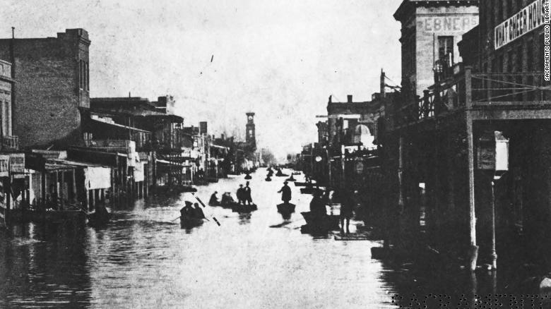 Esta fotografía de 1861 muestra inundaciones en Sacramento.