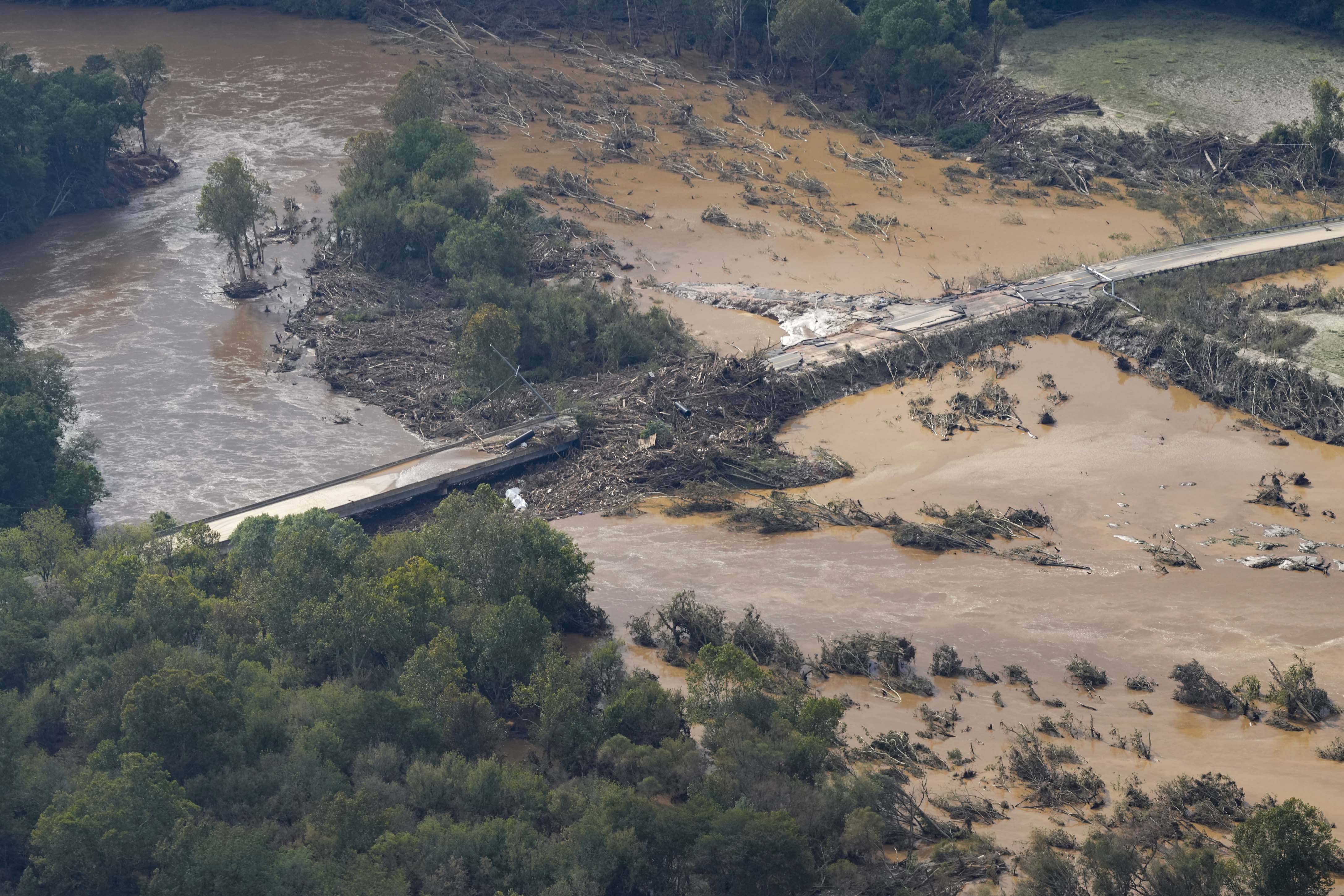 Madre embarazada de dos hijos está "completamente atrapada" en las inundaciones