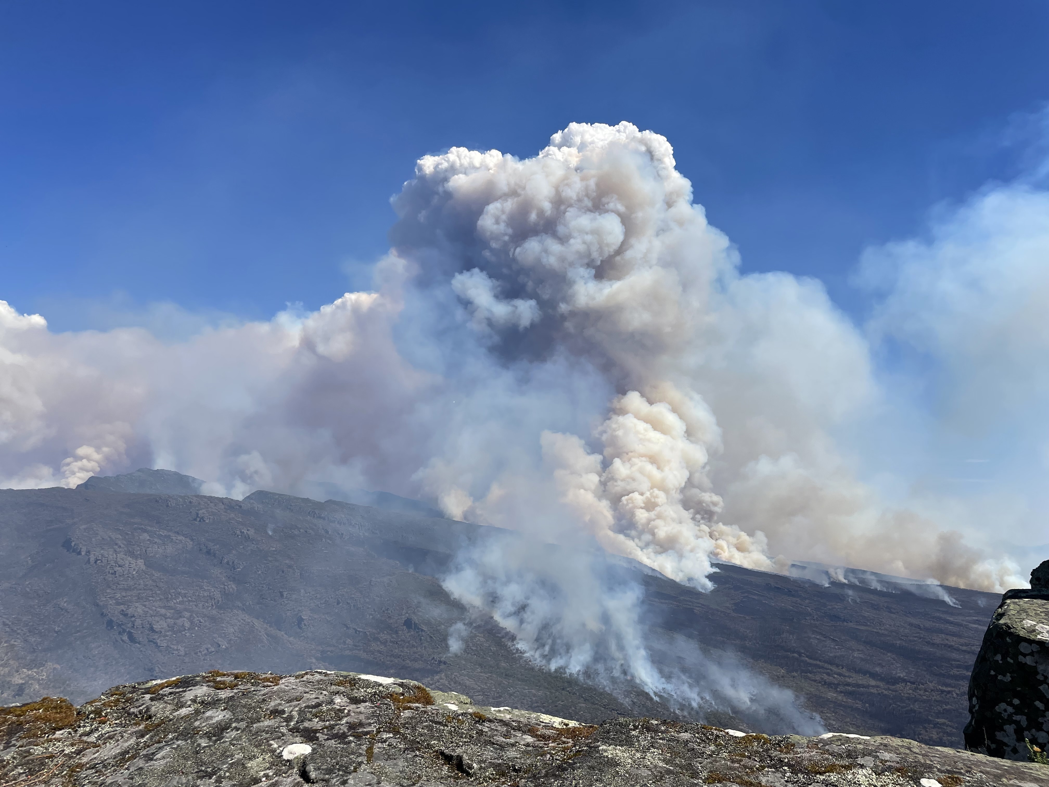 VICTORIAN BUSHFIRES: Wallabay Rocks Grampians Fire. 3.2.25