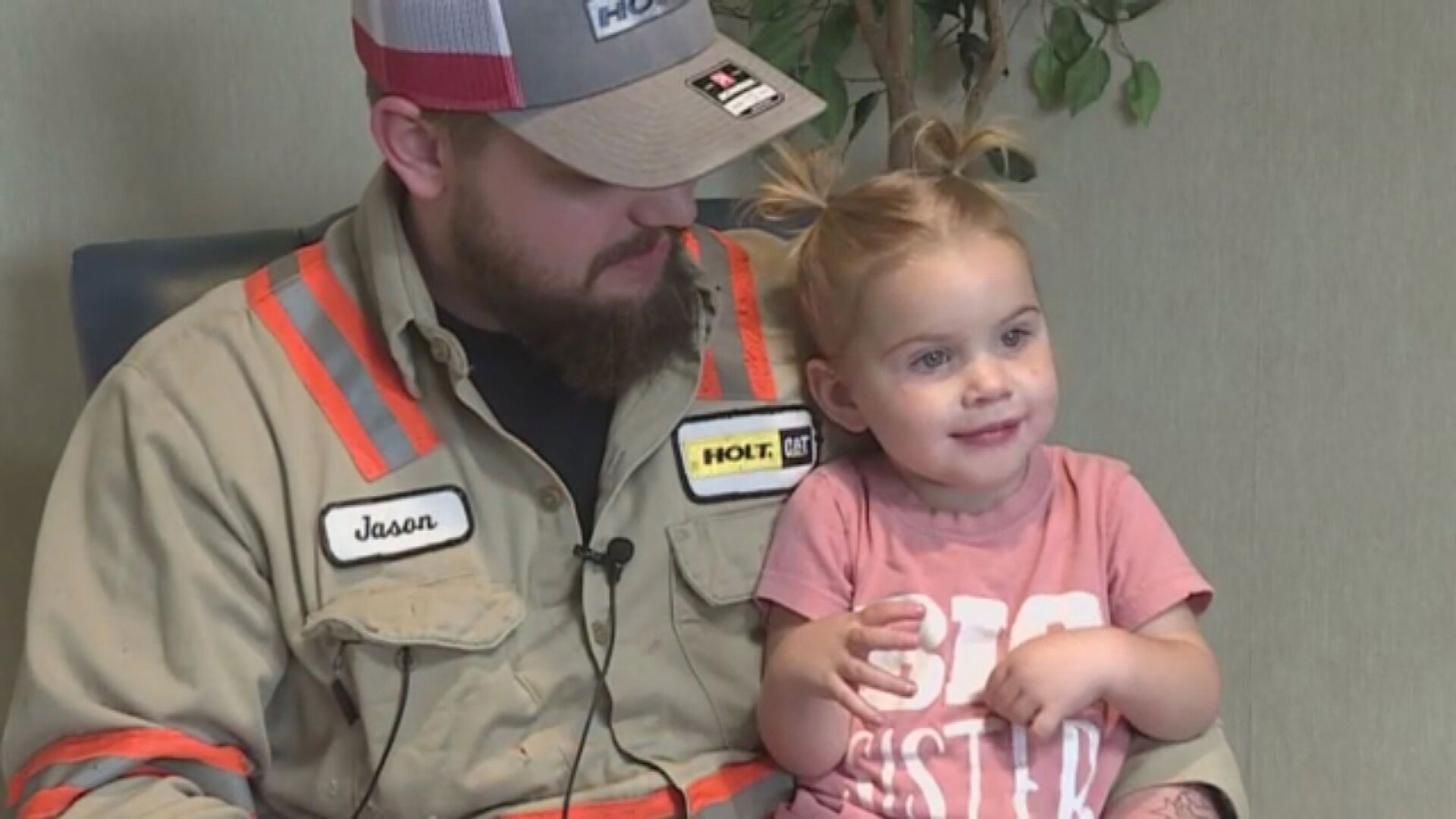 Jason Toten llevó a su hija Paisley, de dos años, a un parque safari en Texas, donde fue agarrada por una jirafa. 