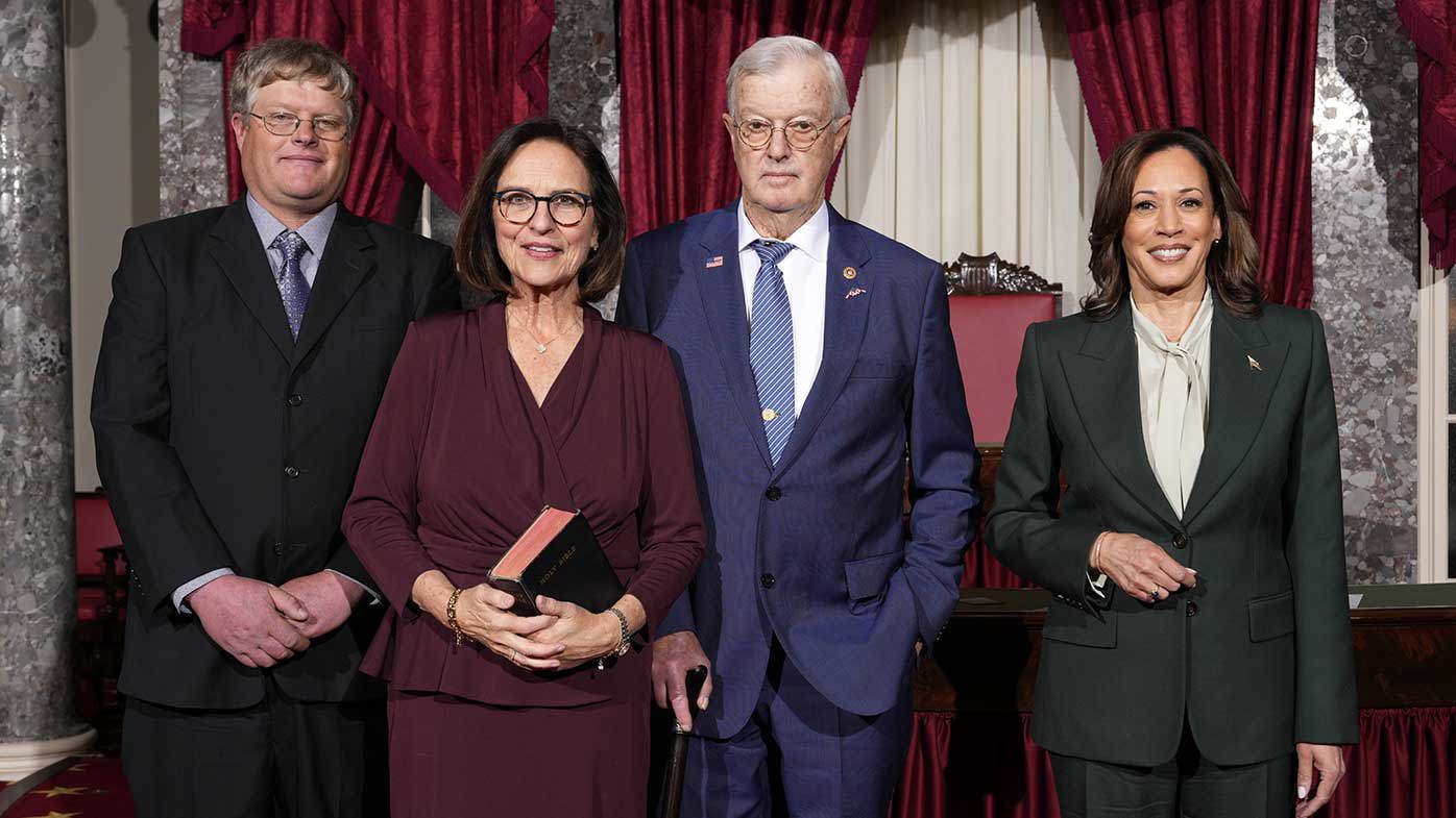 Deb Fischer y su familia con la vicepresidenta Kamala Harris.