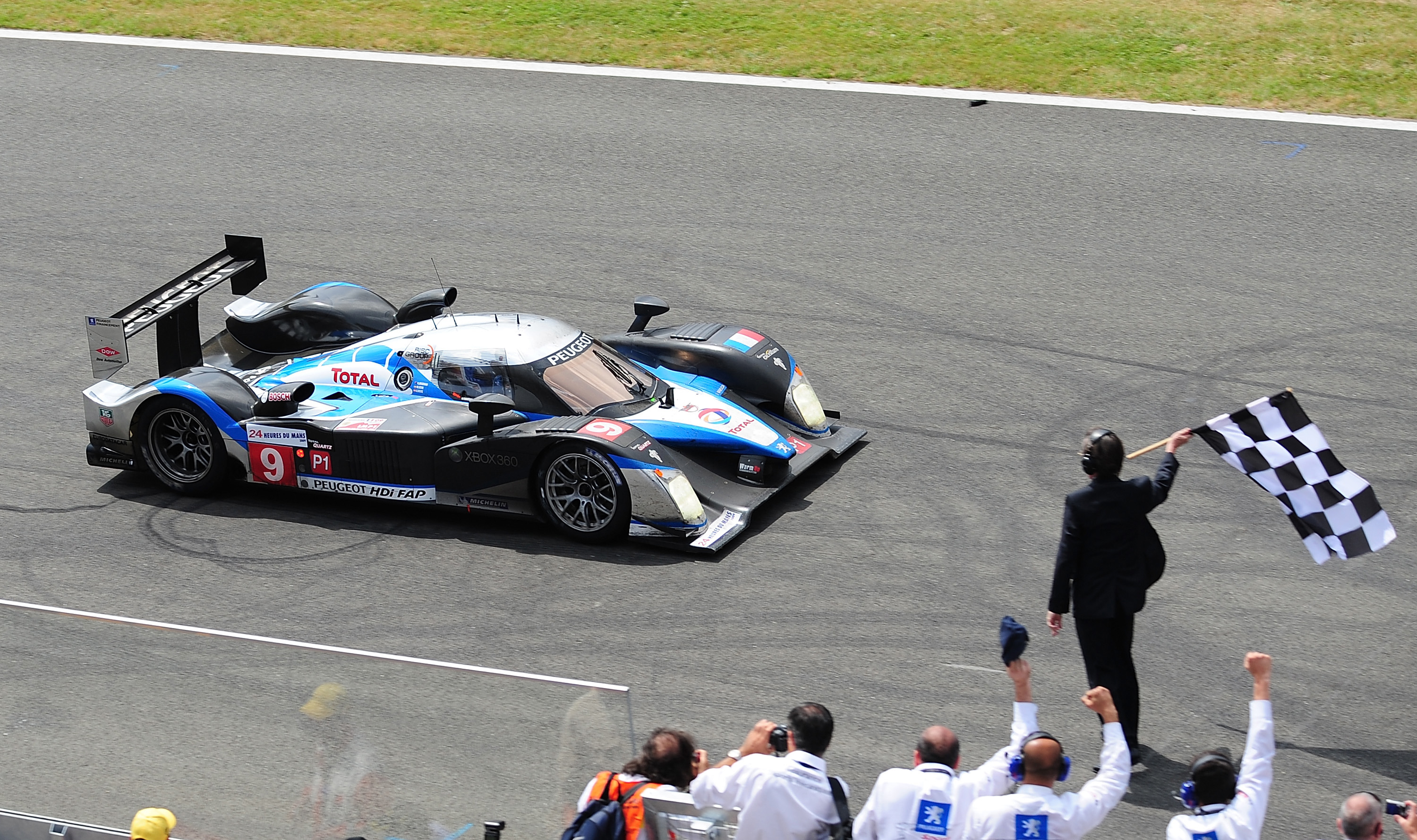 The No.9 Peugeot 908 takes the chequered flag at the end of the 2009 24 Hours of Le Mans.