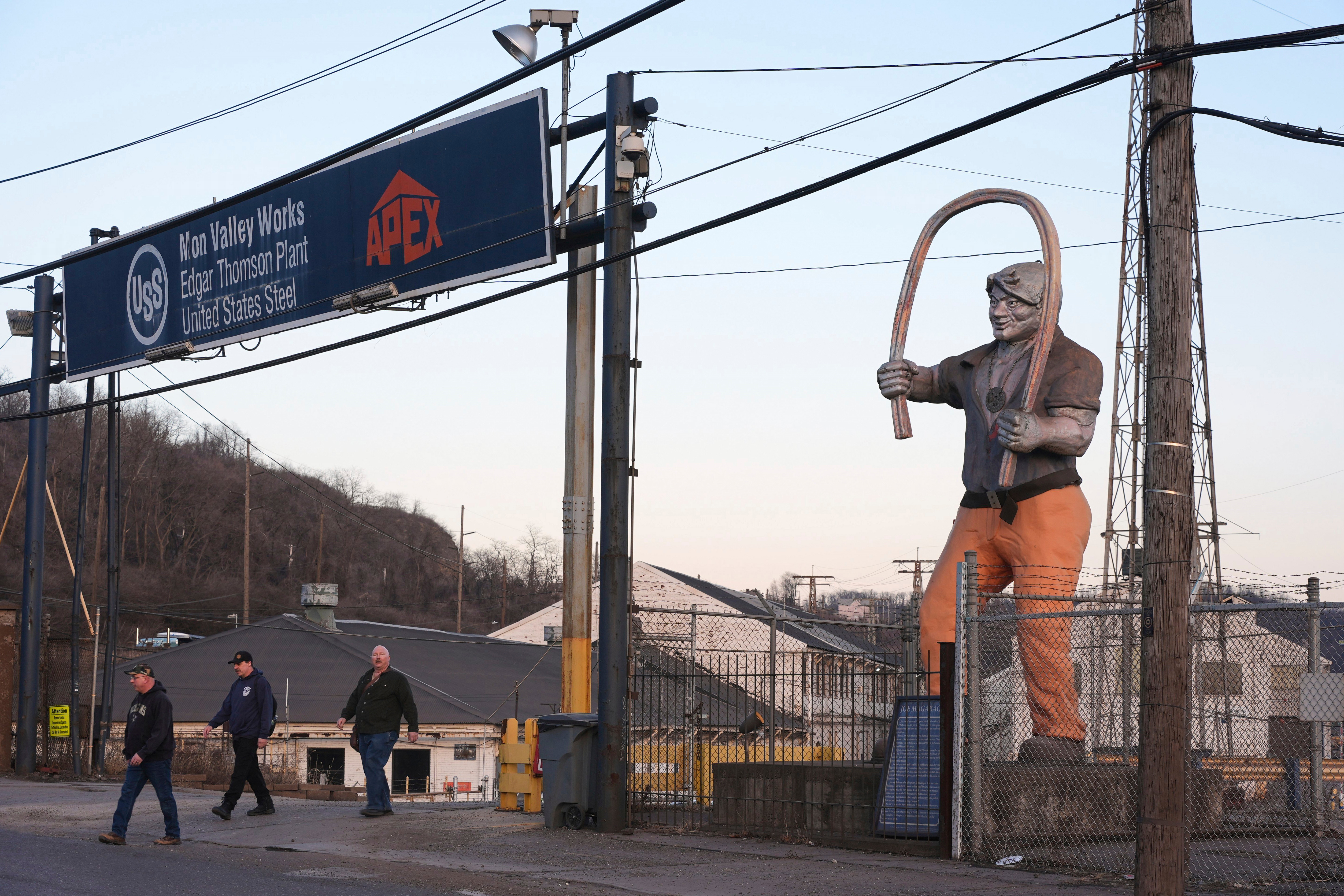 Los trabajadores de las corporaciones de acero de los Estados Unidos Edgar Thomson Plant finalizan su turno en la planta el martes 4 de marzo de 2025 en Braddock, Pa. (AP Photo/Gene J. Puskar)