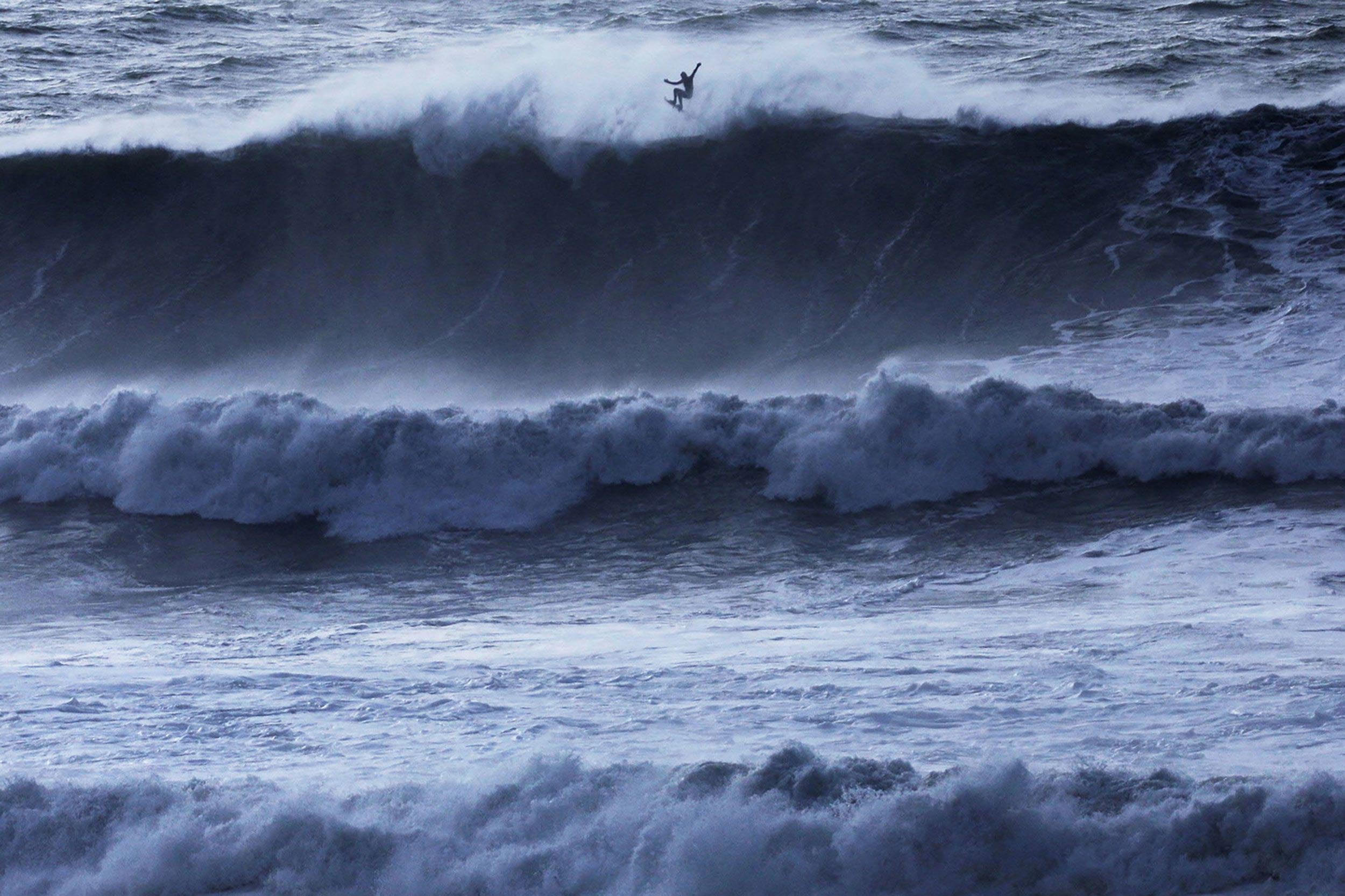 Enormes olas azotarán la costa de California por tercer día, provocando inundaciones y condiciones potencialmente mortales