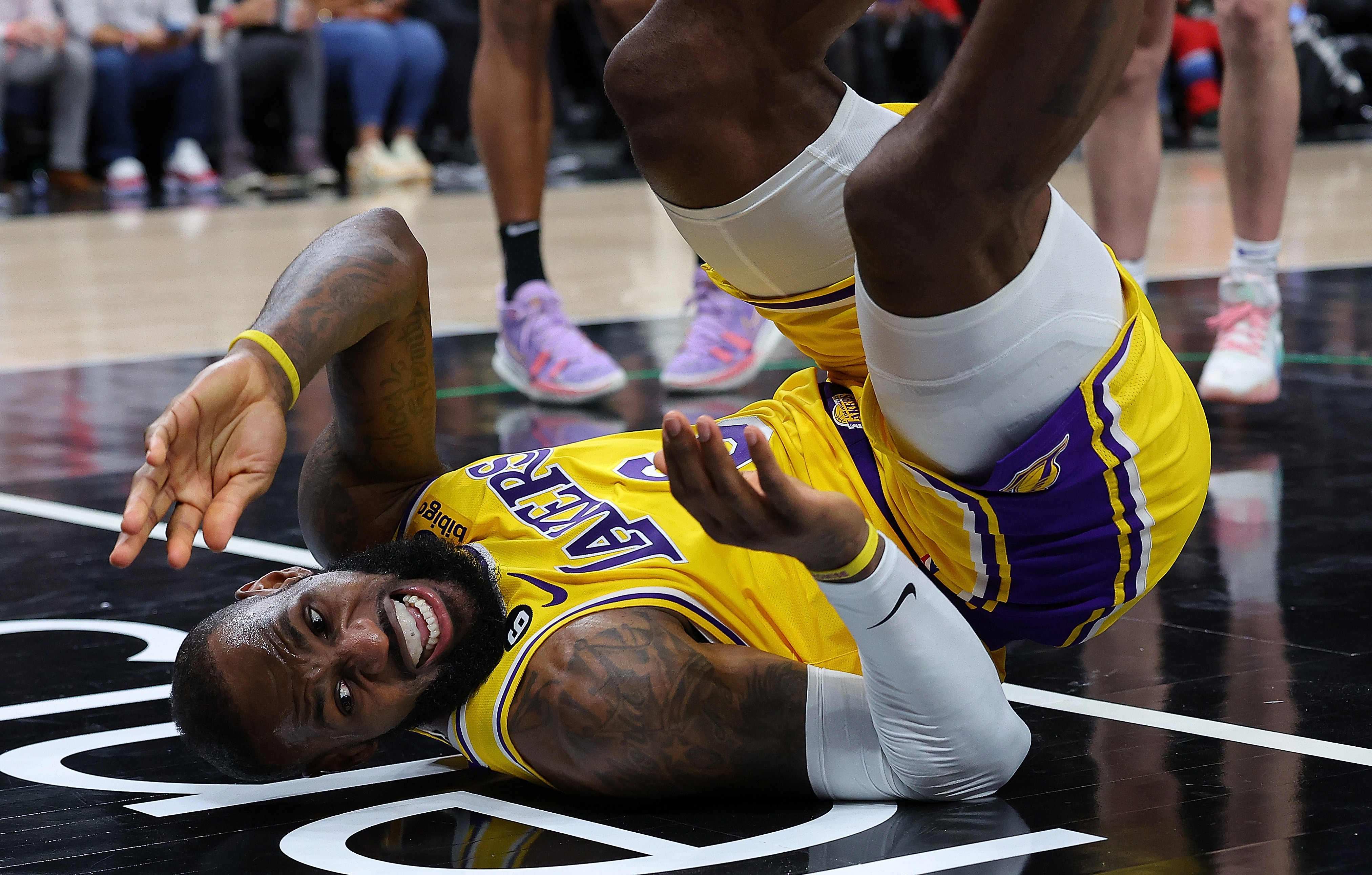 Birthday boy LeBron James has season-high 47, Lakers top Hawks